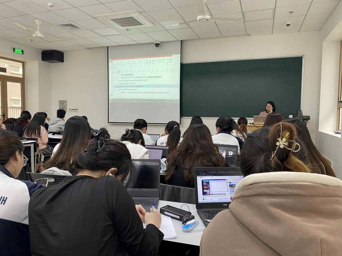 sinh vien doc sach1.jpg