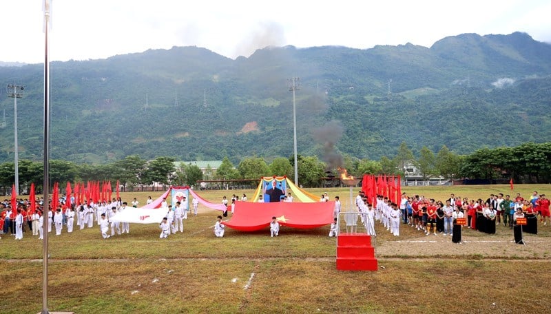 תחרויות ספורט המוניות מרגשות בין קבוצות אתניות במונג ליי - תמונה 1