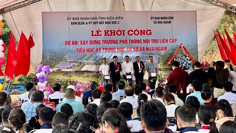 Reprezentanții liderilor Consiliului de Management al Proiectului și ai Dezvoltării Fondului Funciar din Zona 2, precum și liderii comunei Nua Ngam au oferit cadouri și au mulțumit celor 3 familii care au donat voluntar terenuri pentru a contribui la construcția Școlii Internivele din Comuna Nua Ngam.