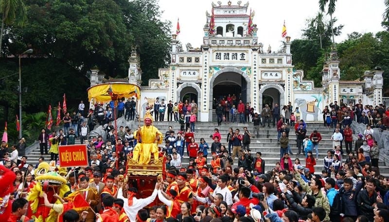 התהלוכה המלכותית בפסטיבל מקדש קו לואה