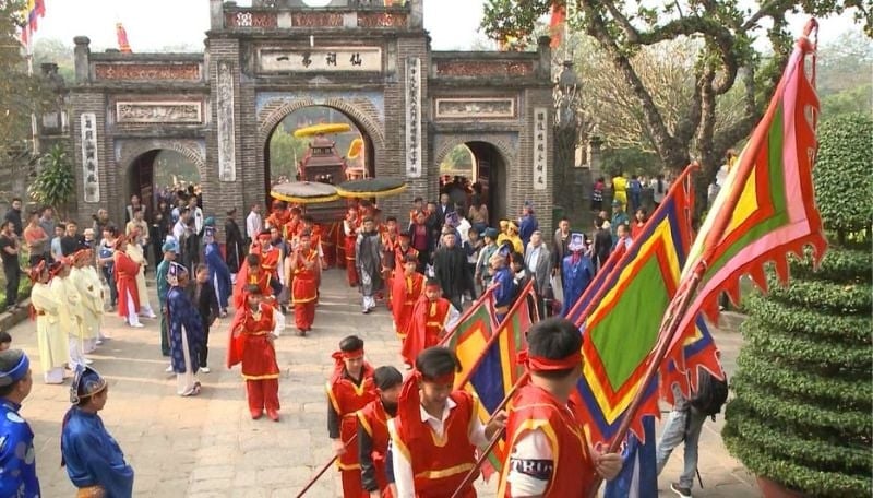 האפריון נישאו על ידי גברים צעירים חזקים בכפר.