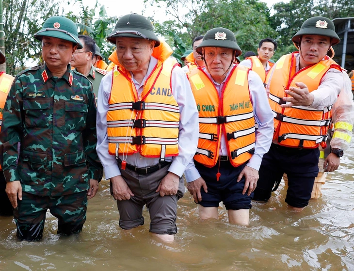 O secretário-geral To Lam visita pessoas afetadas pelas chuvas e inundações na cidade de Hue - Foto 1. Tổng Bí thư Tô Lâm thăm người dân bị ảnh hưởng do mưa, lũ tại thành phố Huế - Ảnh 1.