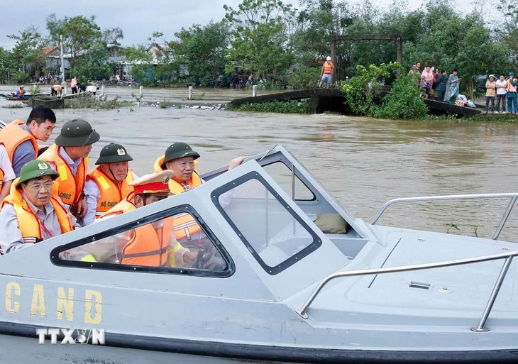 O secretário-geral To Lam visita pessoas afetadas pelas chuvas e inundações na cidade de Hue - Foto 2. Tổng Bí thư Tô Lâm thăm người dân bị ảnh hưởng do mưa, lũ tại thành phố Huế - Ảnh 2.