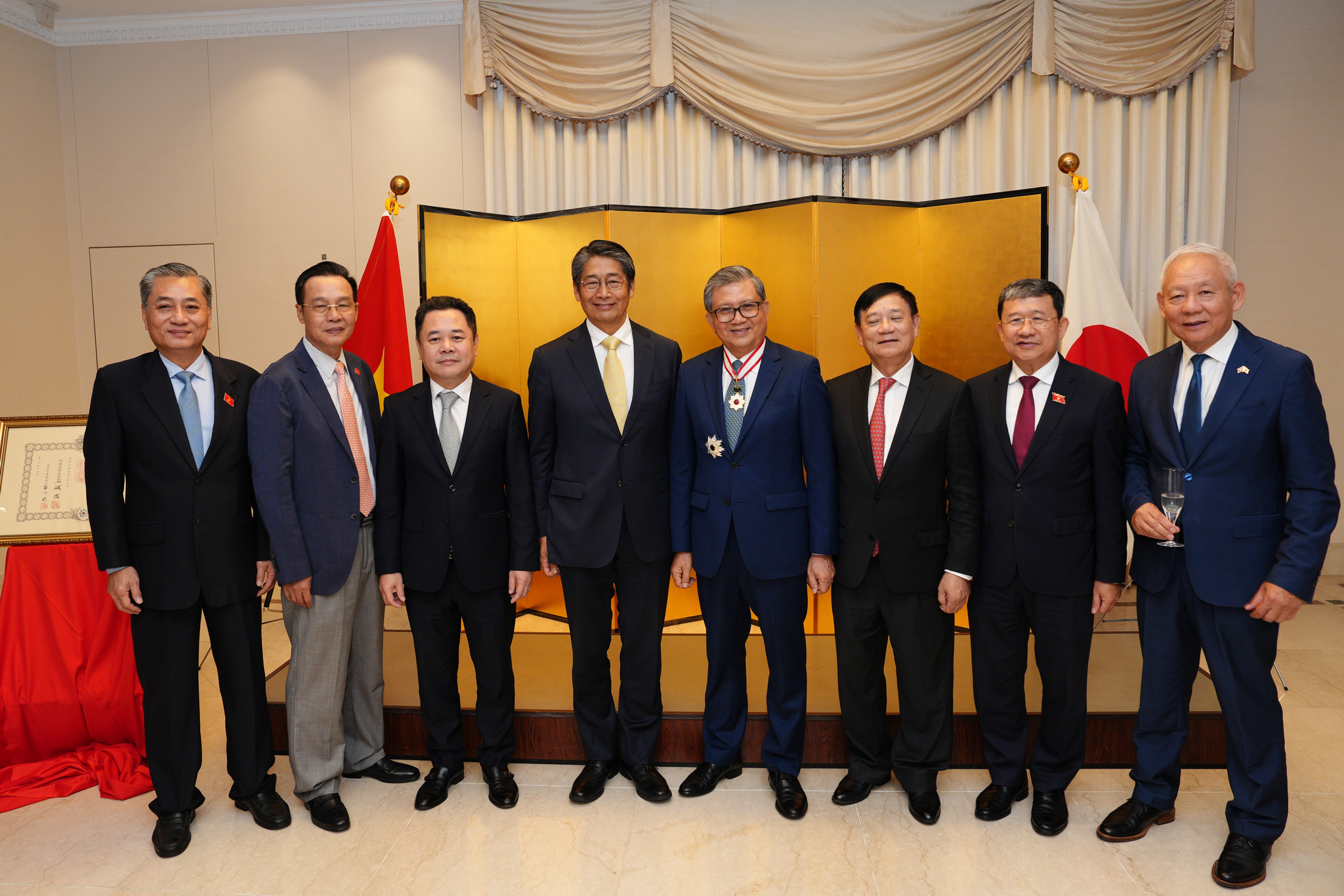 Ambasador Japonii w Wietnamie ITO Naoki, pan Nguyen Van Giau – były prezes Banku Państwowego Wietnamu, były przewodniczący Komisji Ekonomicznej i Komisji Spraw Zagranicznych Zgromadzenia Narodowego; pan Vu Hai Ha, członek Komitetu Centralnego Partii, przewodniczący Komisji Spraw Zagranicznych Zgromadzenia Narodowego i wiceprezes Banku Państwowego Nguyen Ngoc Canh robią pamiątkowe zdjęcie