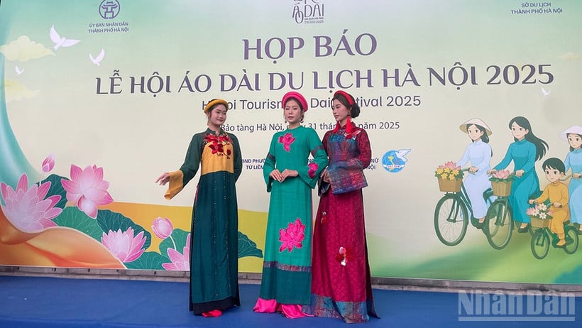 Pokaz Ao Dai w Muzeum w Hanoi.