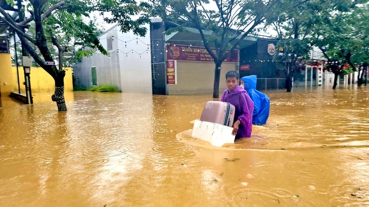 Nhiều trường đại học ở Huế hỗ trợ tiền cho sinh viên sau trận mưa lũ lịch sử - Ảnh 1.