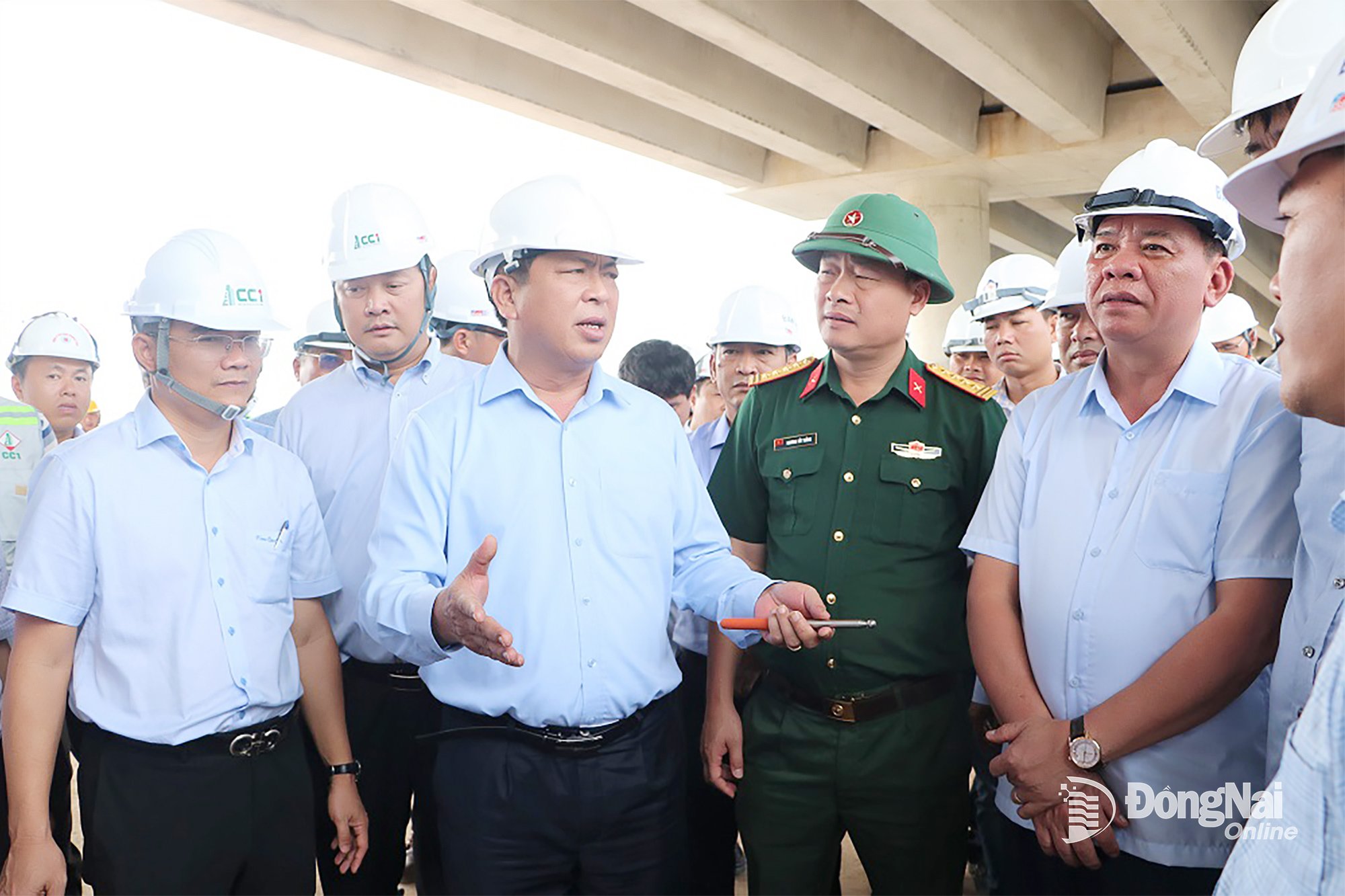 Tran Hong Minh építésügyi miniszter, a Párt Központi Bizottságának tagja a tartományi vezetőkkel és az illetékes egységekkel tárgyalt a tartományon áthaladó Bien Hoa - Vung Tau gyorsforgalmi út építési tervének előrehaladásáról. Fotó: Pham Tung