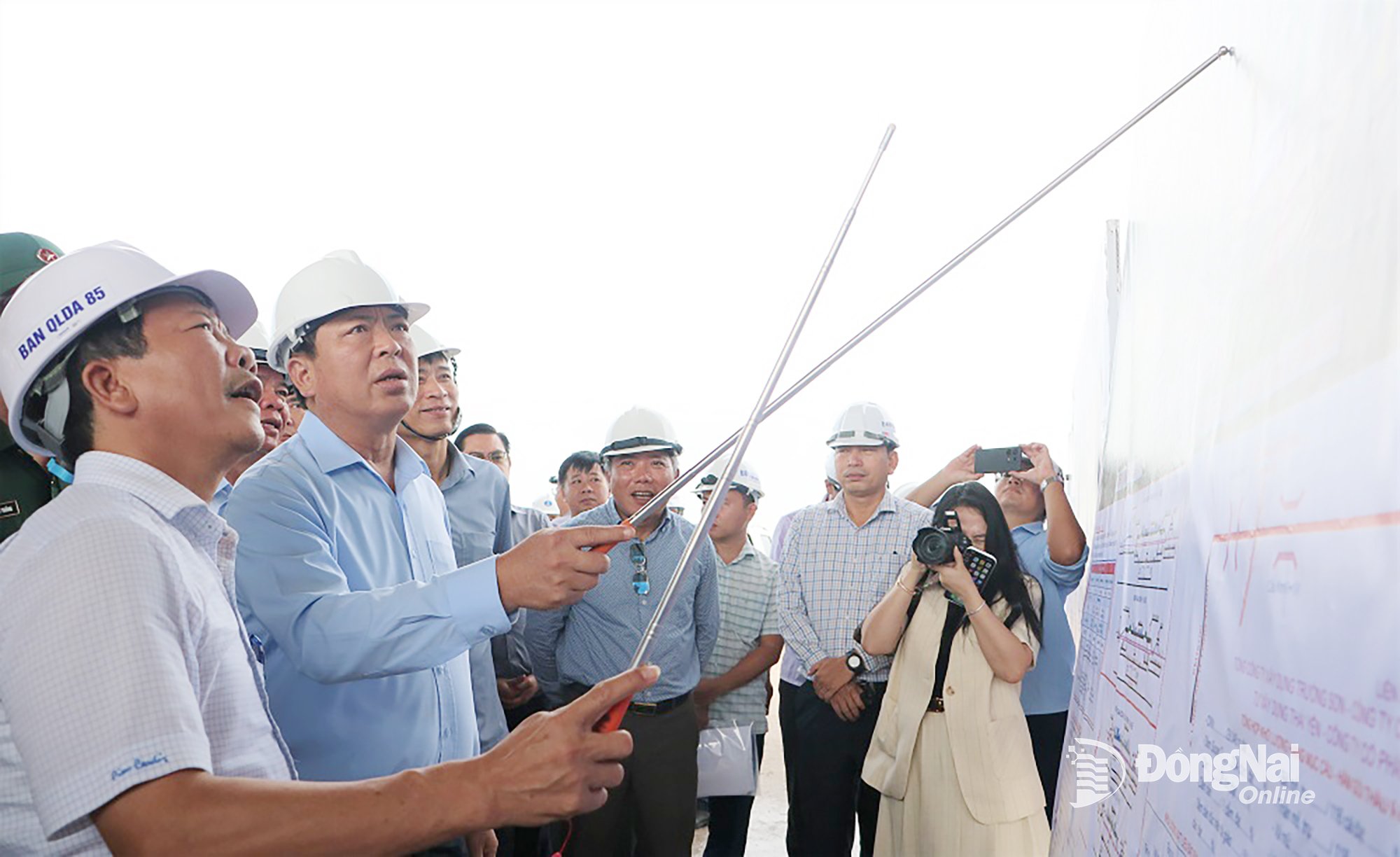 A Thang Long Projektirányítási Tanács képviselője, a befektető beszámol a 2. projektkomponens, a Bien Hoa - Vung Tau gyorsforgalmi út projekt építési előrehaladásáról. Fotó: Pham Tung