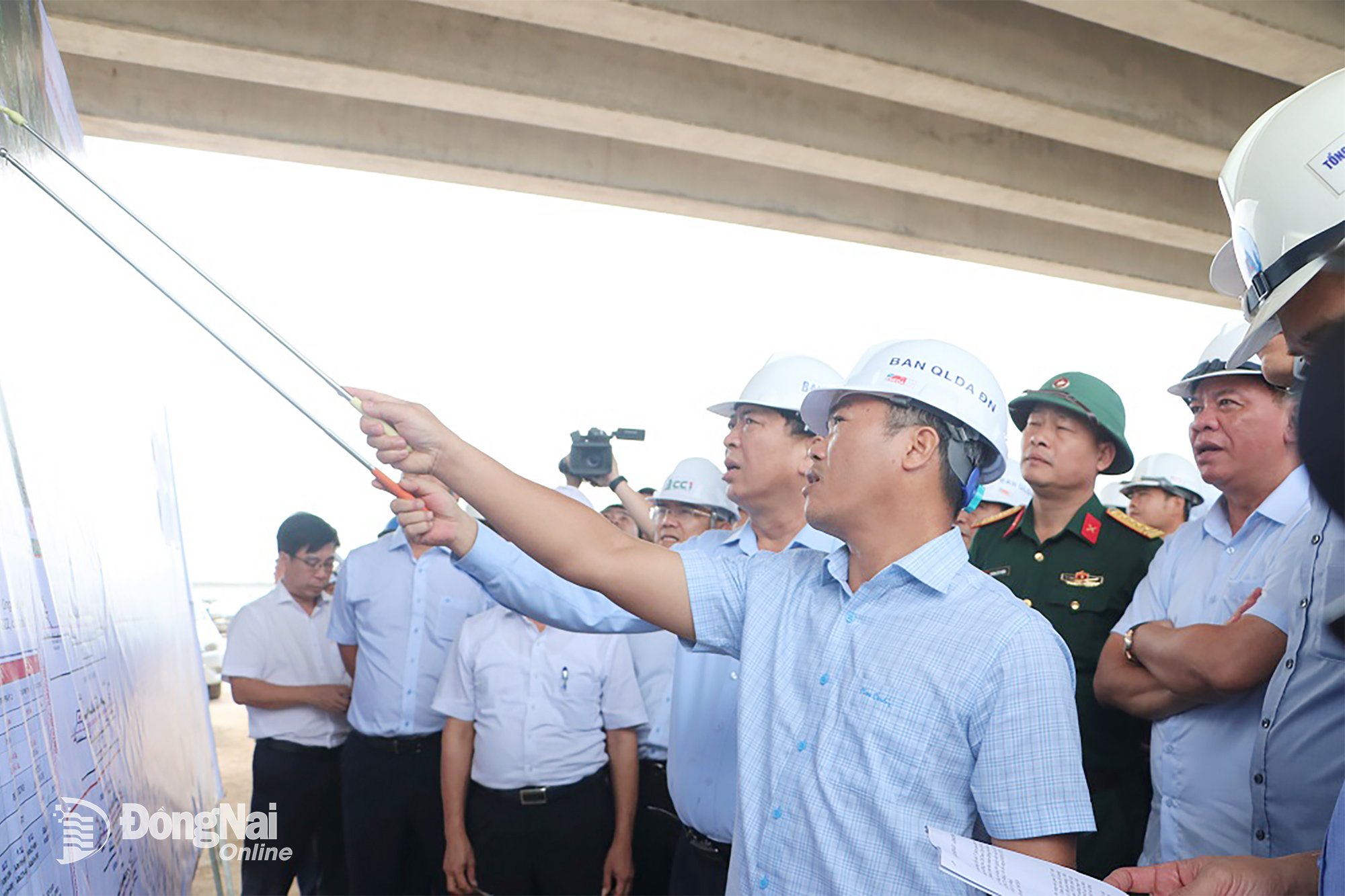 A Dong Nai Tartomány Építési Beruházási Projekt Igazgatótanácsának képviselője, befektető, beszámol a Bien Hoa - Vung Tau gyorsforgalmi út projekt 1. komponensének építési előrehaladásáról. Fotó: Pham Tung