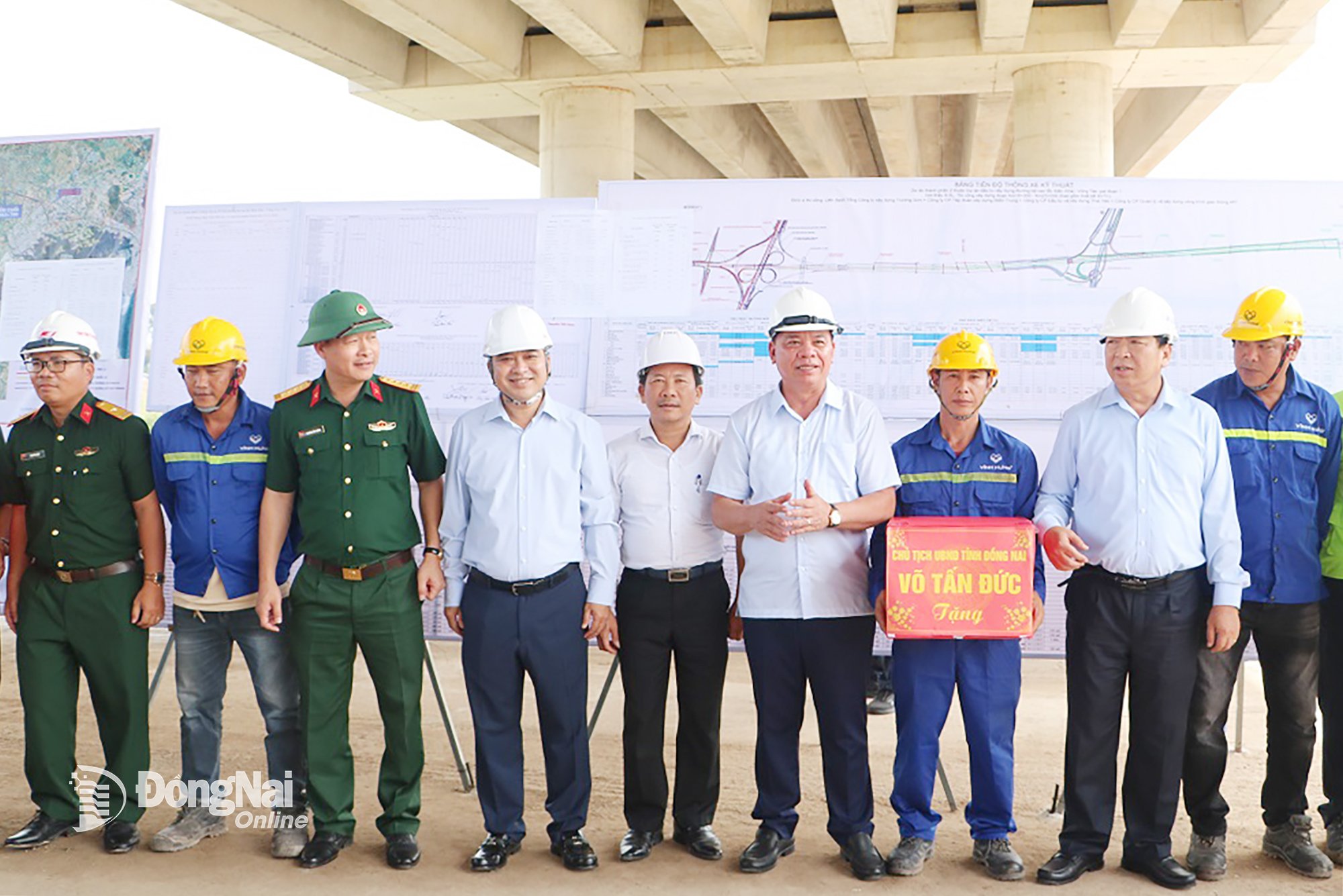 A Párt Központi Bizottságának tagja, Tran Hong Minh építésügyi miniszter (jobbról a második) és Dong Nai tartomány vezetői ajándékokat adtak át a Bien Hoa - Vung Tau gyorsforgalmi út projekt építőmunkásainak ösztönzésére. Fotó: Pham Tung