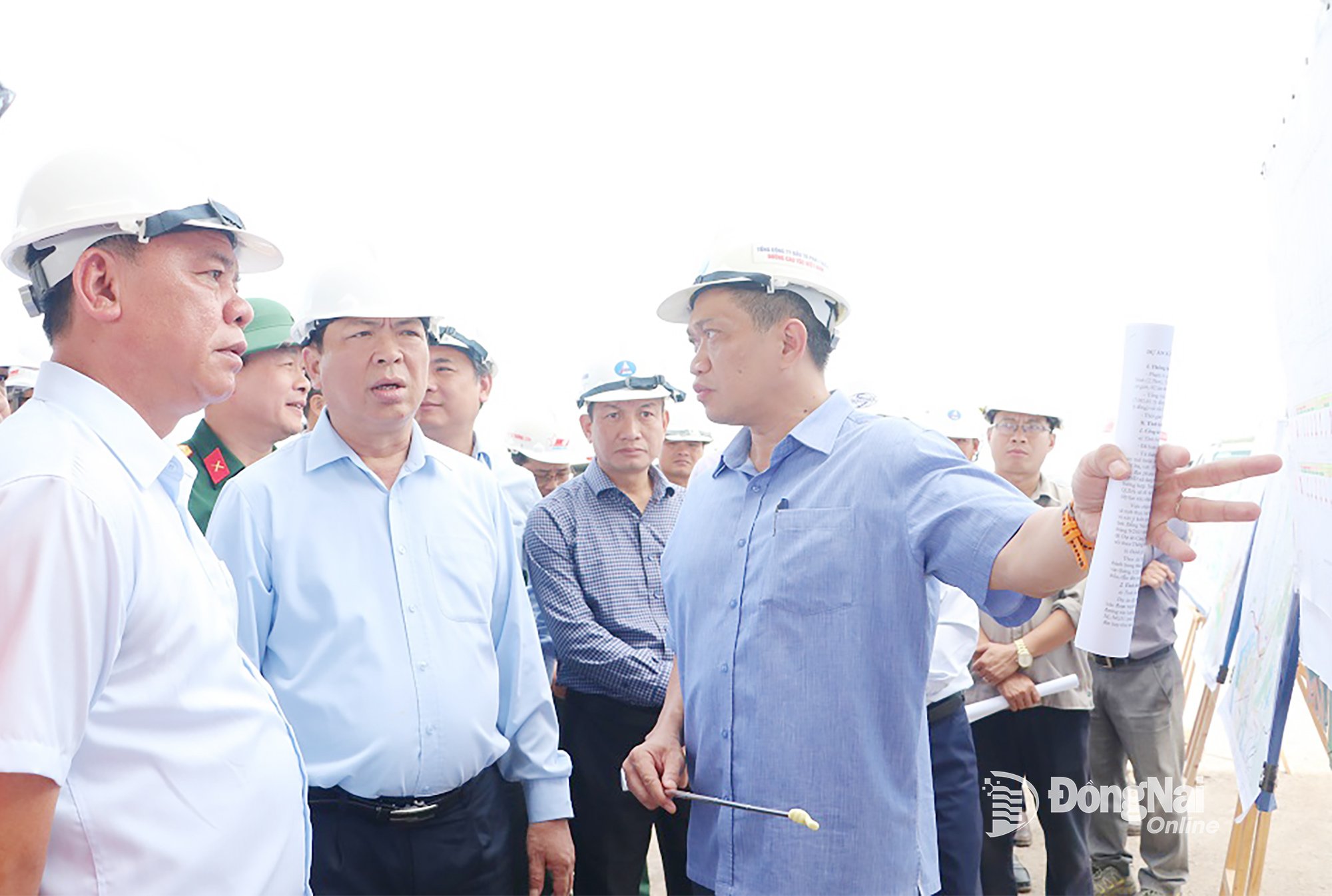 A Vietnam Expressway Corporation (VEC) képviselői beszámoltak a Ben Luc - Long Thanh gyorsforgalmi út építésének előrehaladásáról és a Ho Si Minh-város - Long Thanh - Dau Giay gyorsforgalmi út bővítéséről. Fotó: Pham Tung