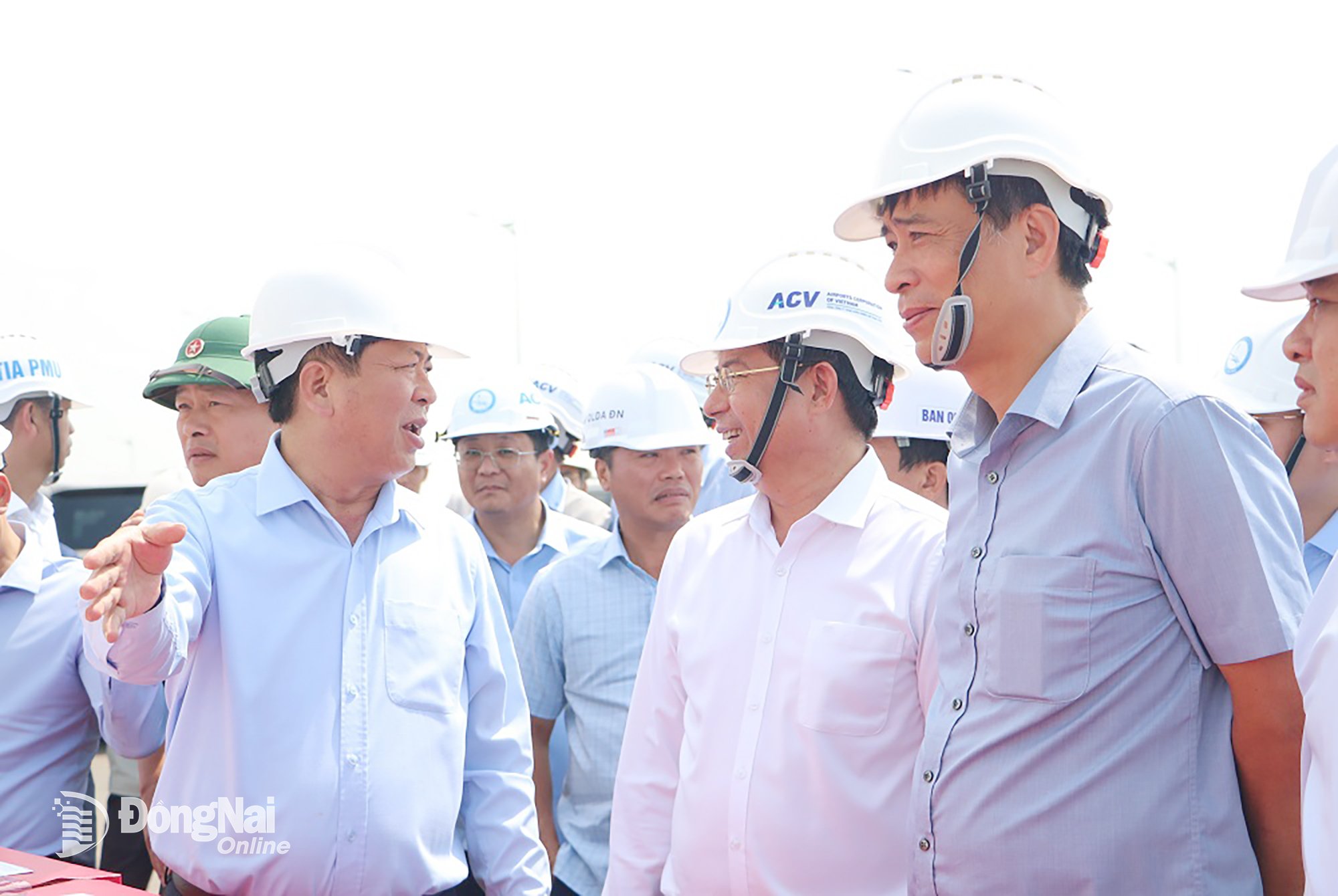 Tran Hong Minh építésügyi miniszter, a Párt Központi Bizottságának tagja ellenőrzi a Long Thanh repülőteret összekötő két közlekedési útvonal építési folyamatát. Fotó: Pham Tung
