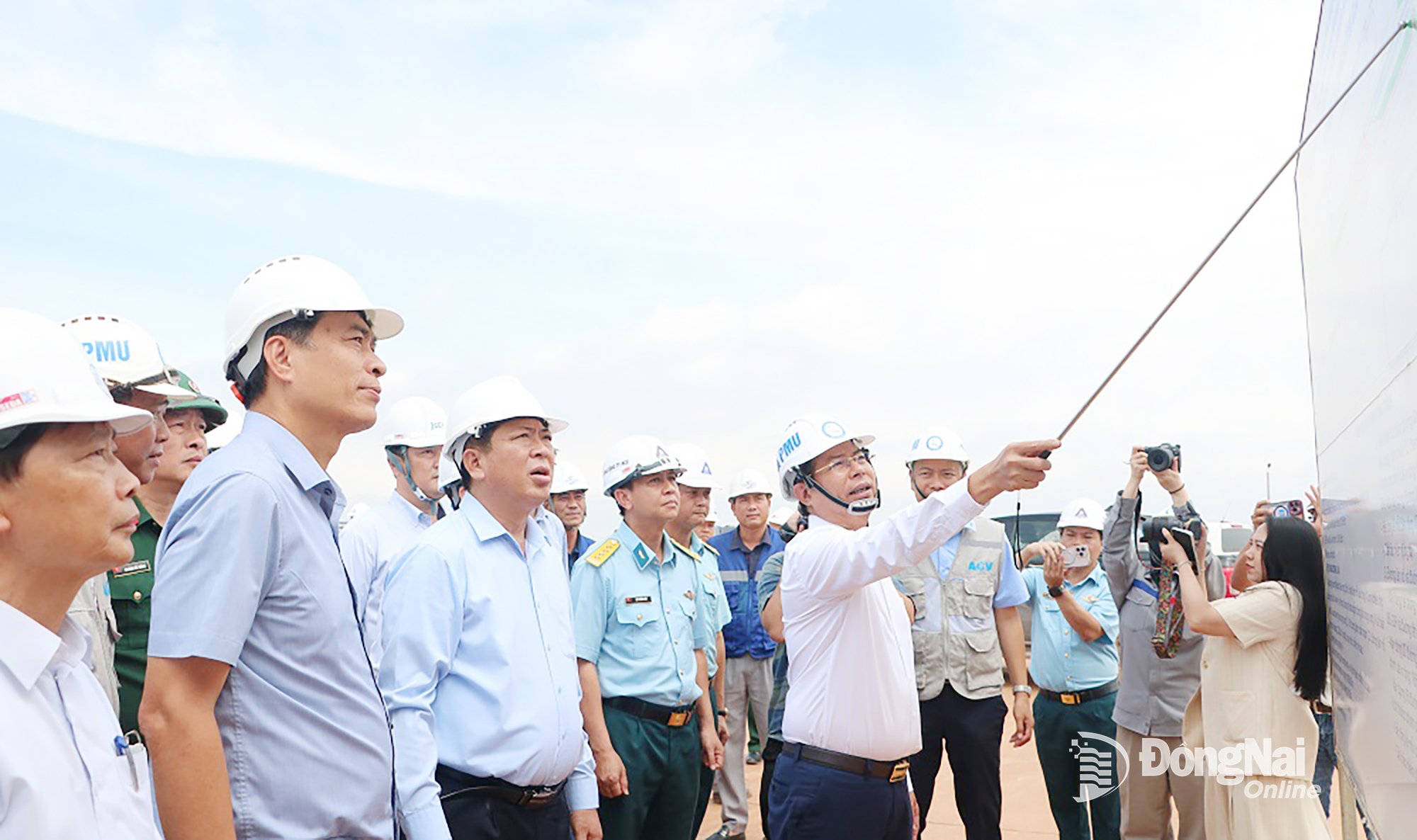 A Vietnámi Repülőtéri Vállalat (ACV) képviselői beszámoltak a Long Thanh repülőtér második kifutópályájának építési folyamatáról. Fotó: Pham Tung