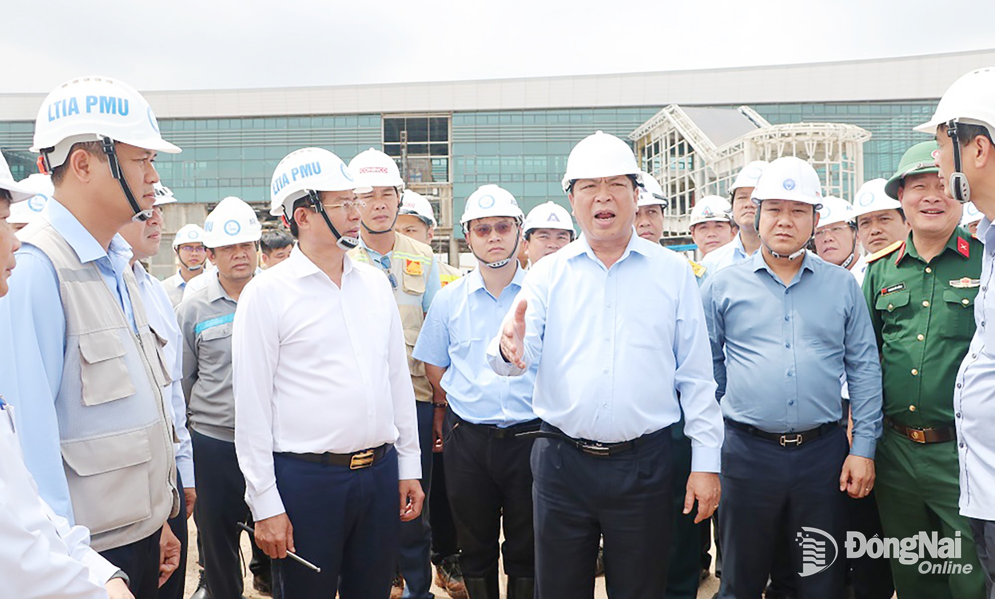 A párt központi bizottságának tagja, Tran Hong Minh építésügyi miniszter a Long Thanh repülőtér projektjének előrehaladásáról tárgyalt az illetékes egységekkel a projekt építési helyszínén. Fotó: Pham Tung