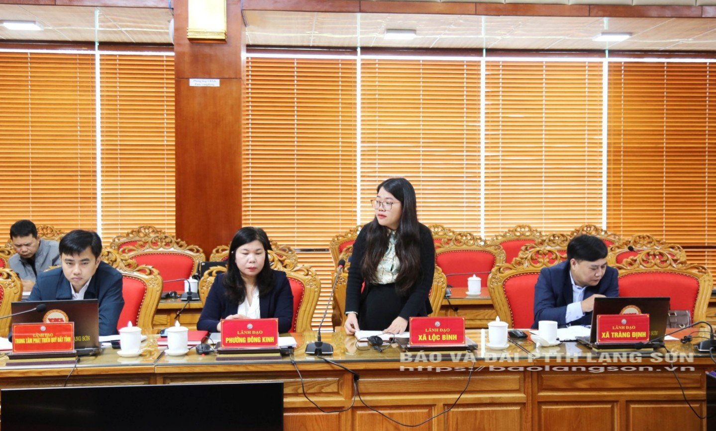 Loc Binh Komünü Halk Komitesi liderleri toplantıda Ky Cung Nehri Kıyısı Erozyon Önleyici Set projesinin saha temizleme çalışmalarının ilerlemesini bildirdiler.