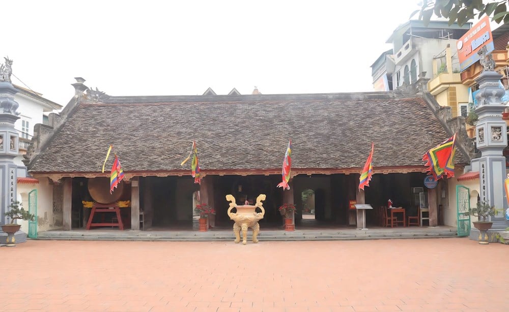 बंग मोन - फु खे: दो सामुदायिक घर 