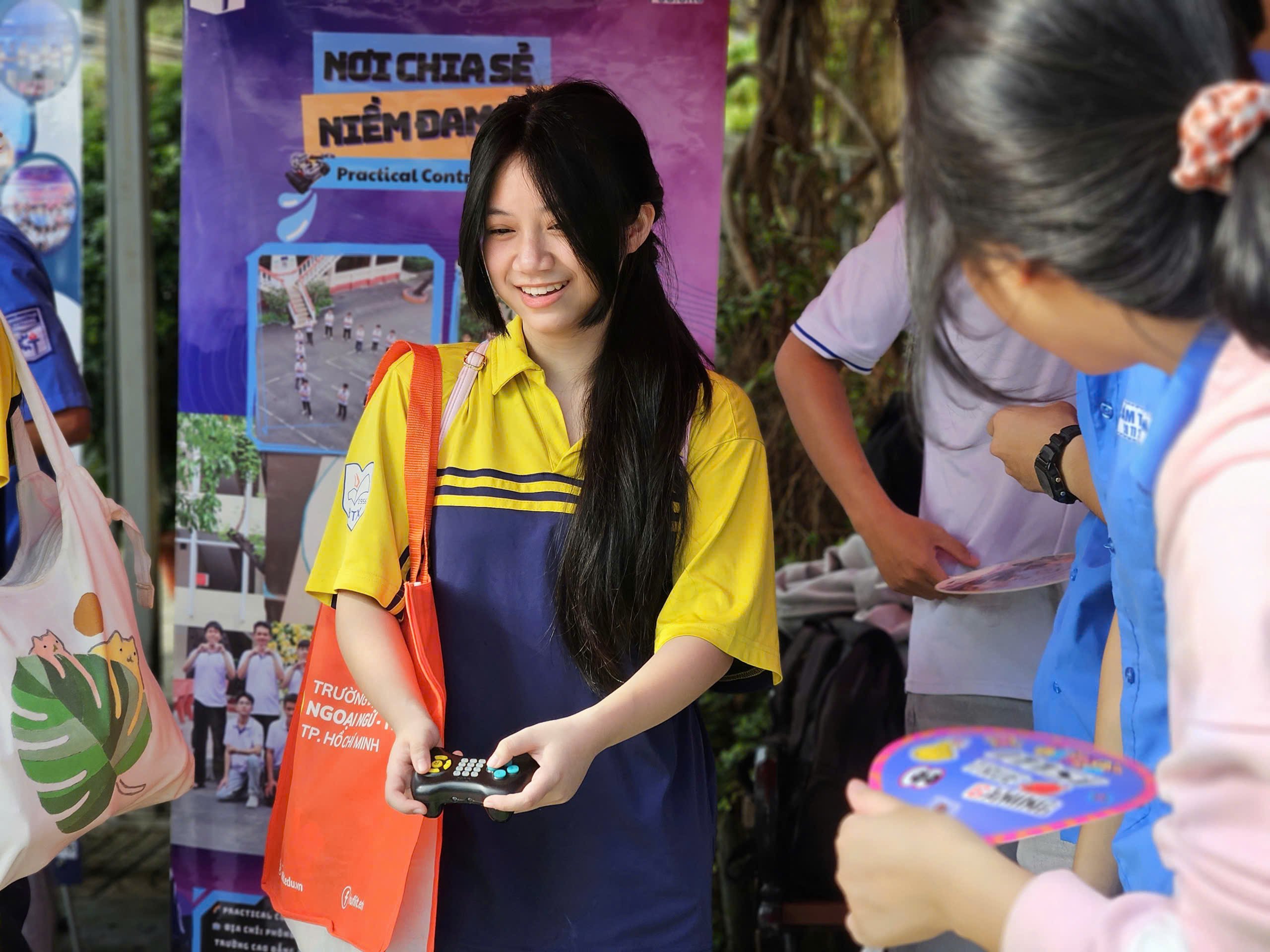 Nữ sinh cười tít mắt, thích thú tự tay lắp ráp và điều khiển robot - Ảnh 4.