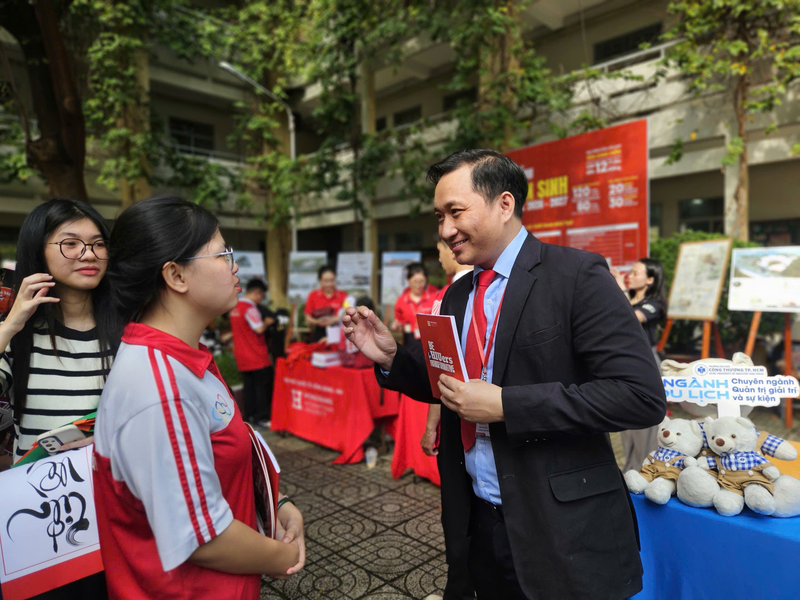 Nữ sinh cười tít mắt, thích thú tự tay lắp ráp và điều khiển robot - Ảnh 6.