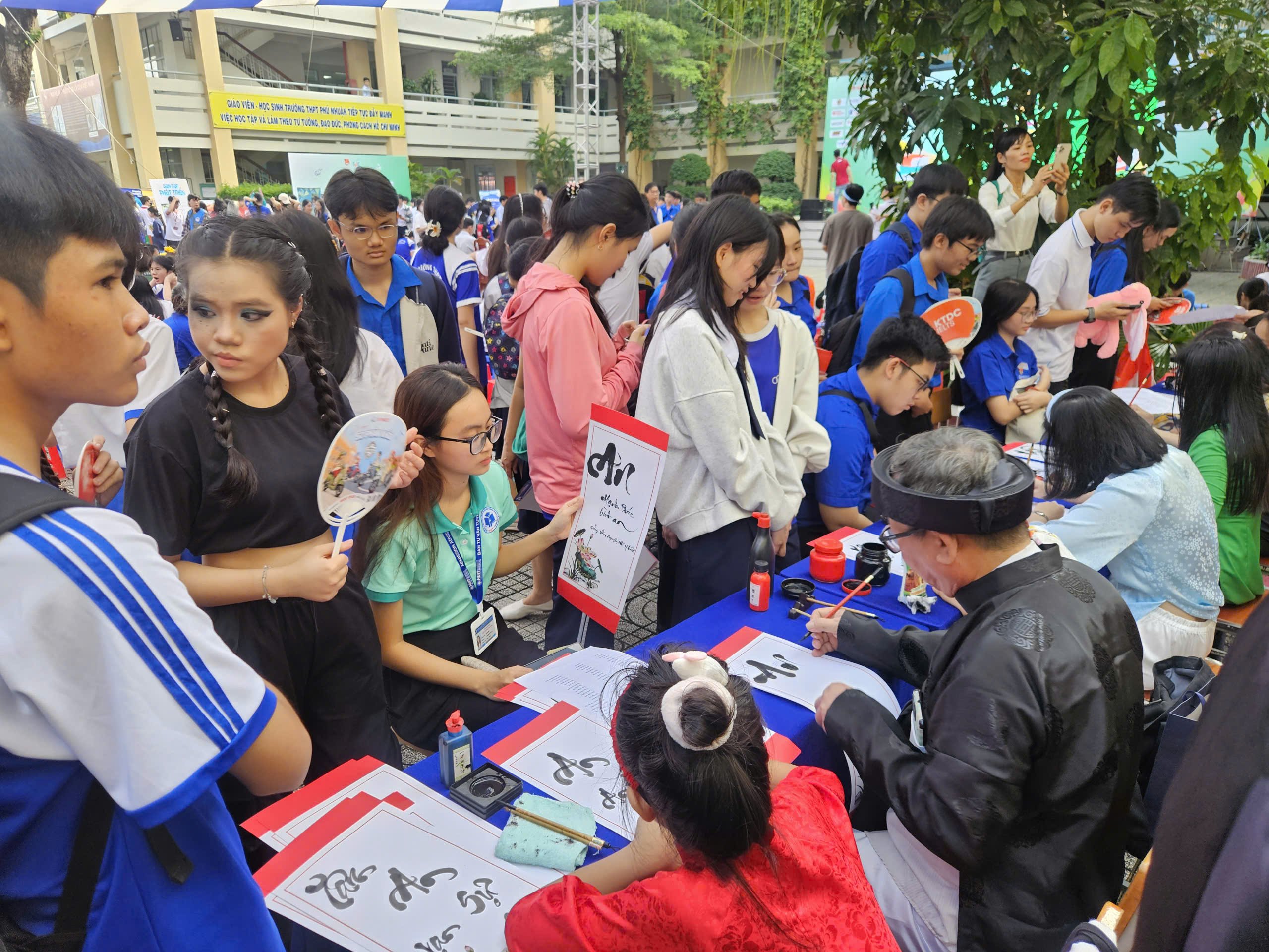 Nữ sinh cười tít mắt, thích thú tự tay lắp ráp và điều khiển robot - Ảnh 7.