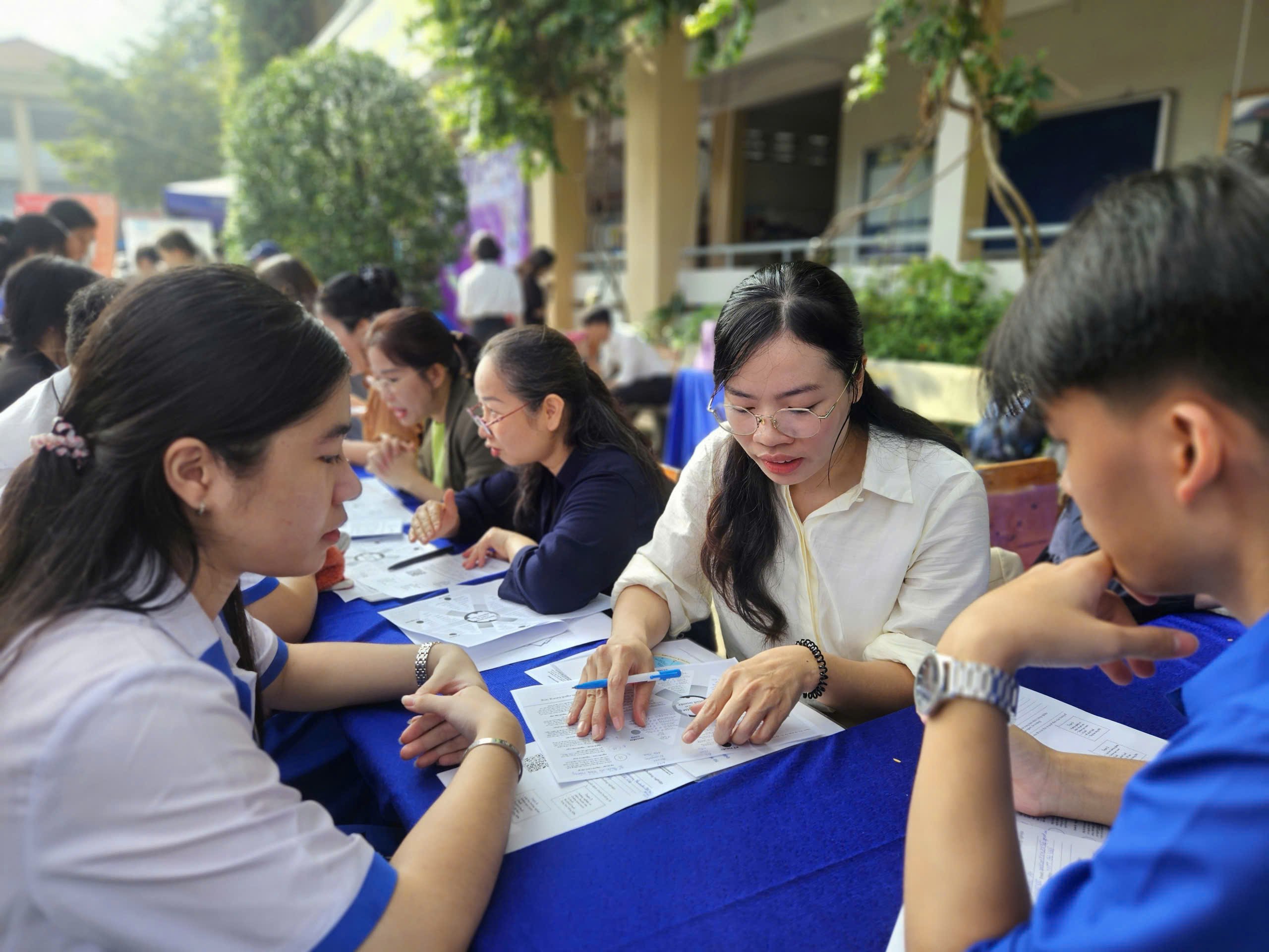 Nữ sinh cười tít mắt, thích thú tự tay lắp ráp và điều khiển robot - Ảnh 8.