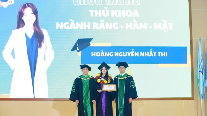 Reprezentanții Universității de Științe ale Sănătății l-au felicitat pe noul doctor Hoang Nguyen Nhat Thi.
