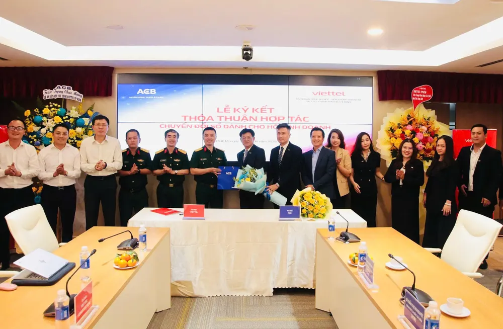 ຜູ້ຕາງໜ້າ Viettel HCMC ແລະ ທະນາຄານຫຸ້ນສ່ວນການຄ້າ ອາຊີ ໄດ້ລົງນາມໃນສັນຍາຮ່ວມມື.