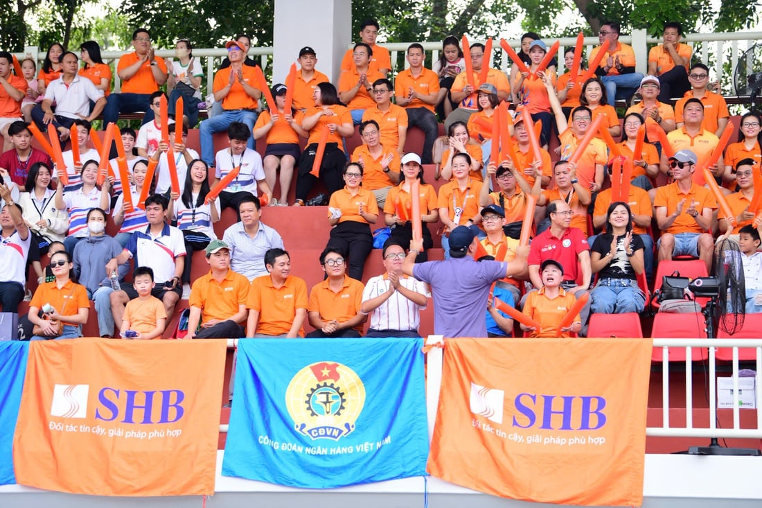 Không khí nóng bỏng trước trận chung kết Giải bóng đá công nhân, viên chức Việt Nam - Ảnh 1.