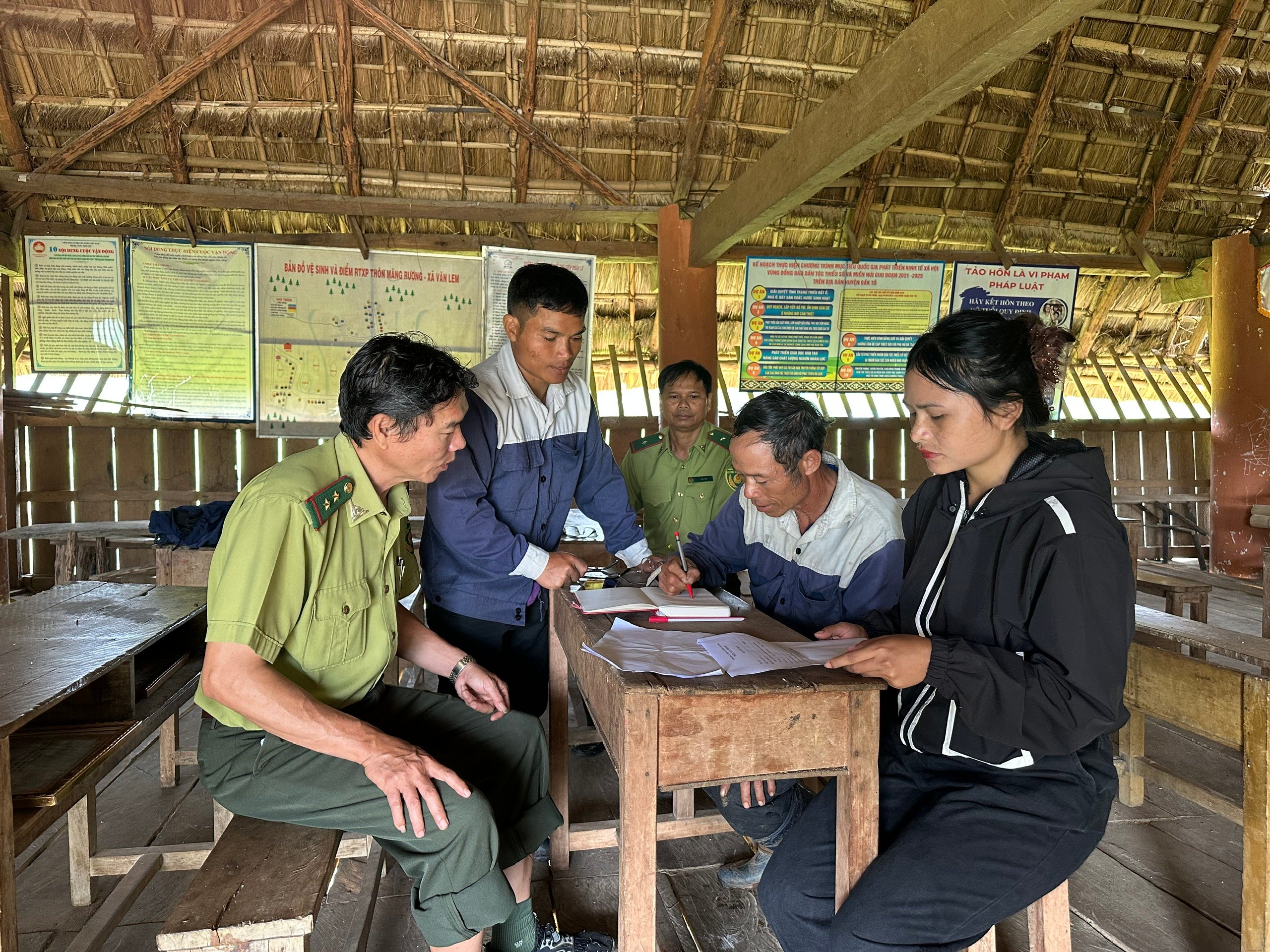 A TÚT - NGƯỜI THẮP LỬA XANH GIỮA ĐẠI NGÀN