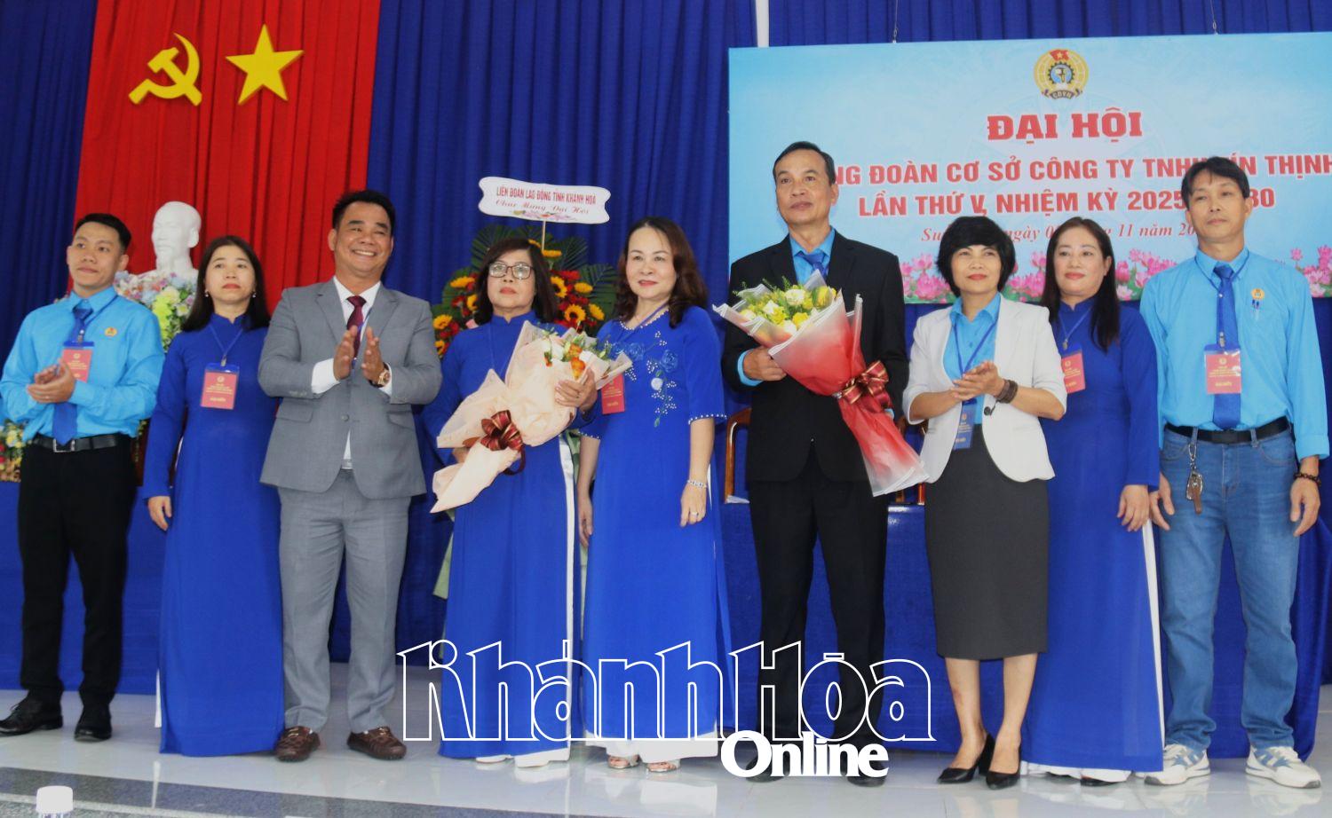 Fru Tran Thi Huong - vice ordförande för den provinsiella arbetarfederationen och ledare för Tin Thinh Company Limited överlämnade blommor för att gratulera Tin Thinh Company Limiteds verkställande kommitté för mandatperioden 2025-2030.