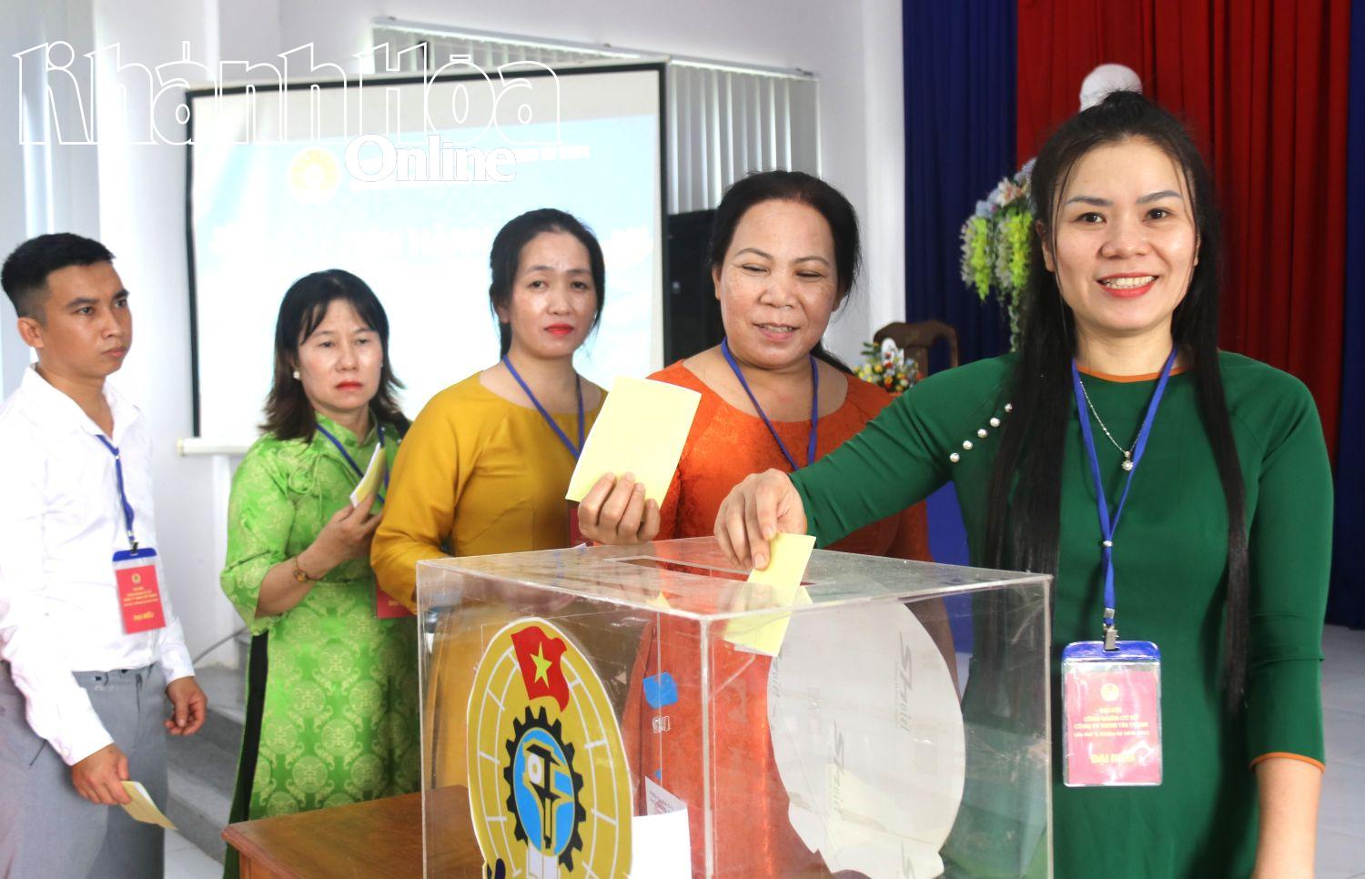 Delegaterna röstade för att välja verkställande kommittén för fackföreningen Tin Thinh Company Limited för mandatperioden 2025-2030.