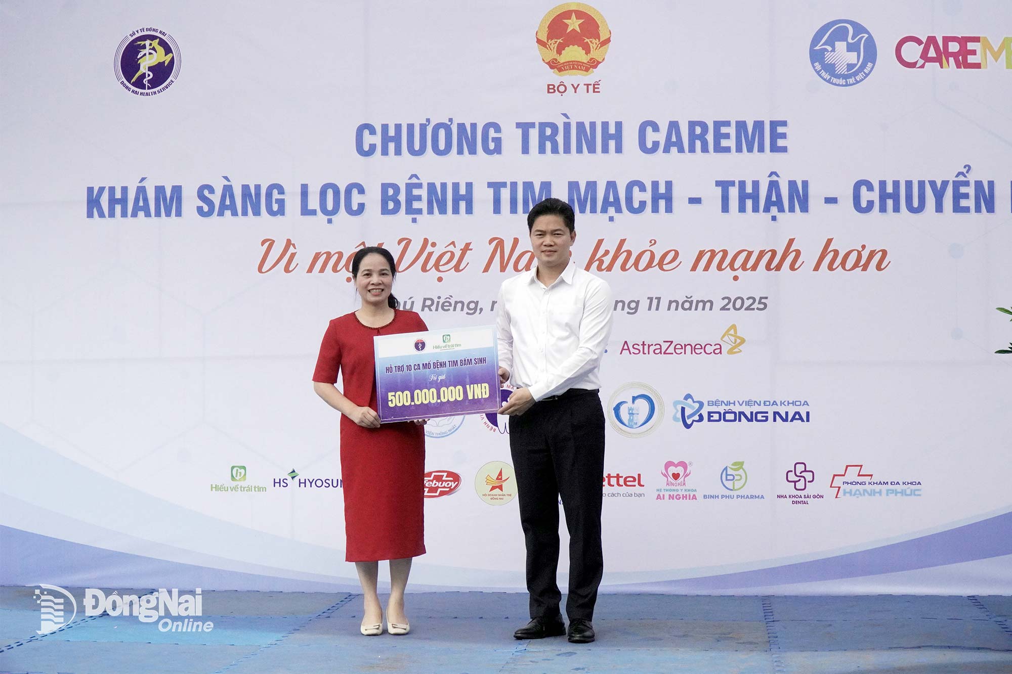 Suppleant i partiets centralkommitté, ständige biträdande hälsominister Vu Manh Ha, presenterade 10 stödpaket för medfödd hjärtkirurgi till Dong Nai-provinsen. Foto: Vu Nguyen