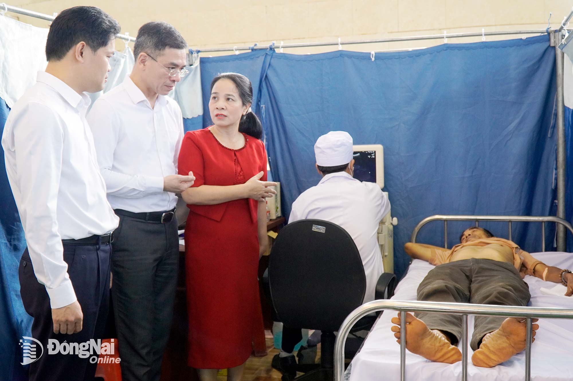 Suppleantmedlemmen i partiets centralkommitté, ständige biträdande hälsominister Vu Manh Ha och delegationen av ledare för Vietnam Young Physicians Association i Dong Nai-provinsen besökte patienterna direkt. Foto: Vu Nguyen