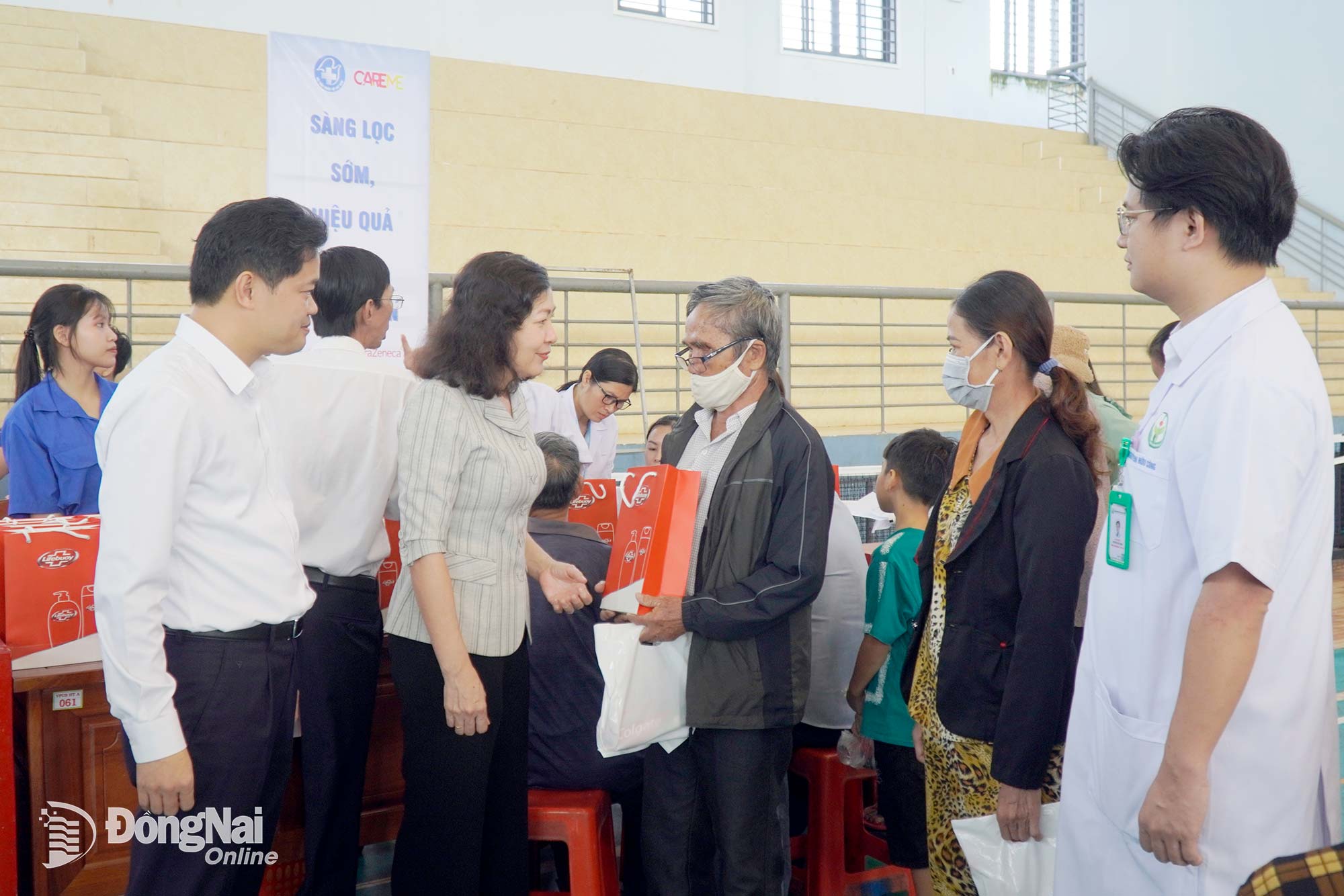 Suppleant i partiets centralkommitté, ständige biträdande hälsominister Vu Manh Ha; biträdande sekreterare i provinsens partikommitté, ordförande för fosterlandsfrontens kommitté i Dong Nai-provinsen Huynh Thi Hang besökte personer som genomgick läkarundersökning under programmet. Foto: Vu Nguyen
