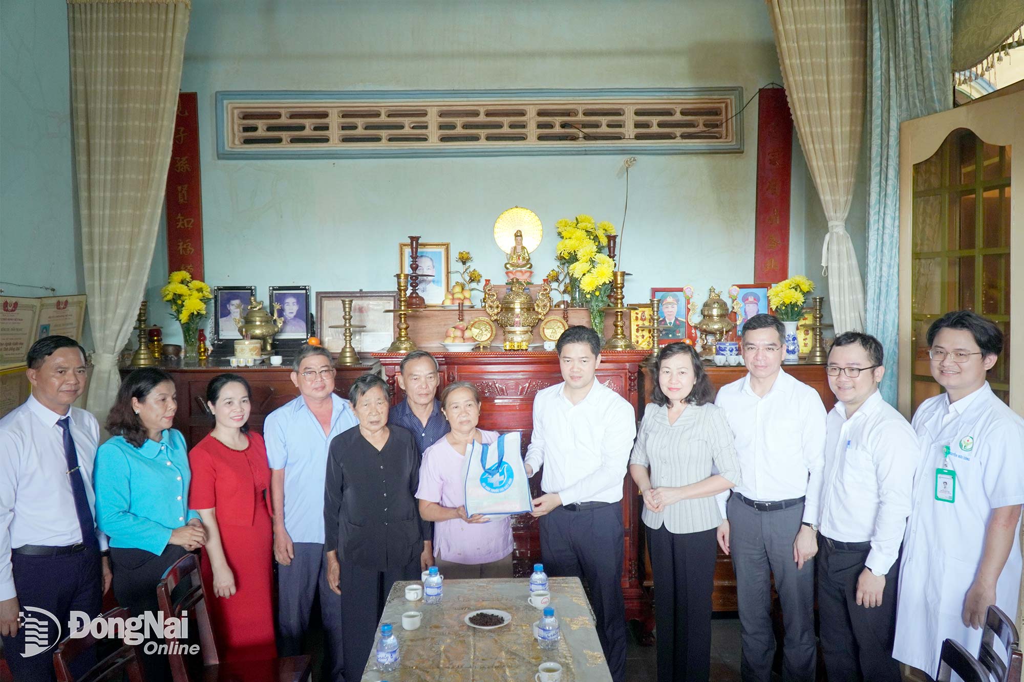 Arbetsdelegationen ledd av suppleant i partiets centralkommitté, ständige biträdande hälsominister Vu Manh Ha, besökte familjer med revolutionära bidrag i Phu Rieng-kommunen. Foto: Vu Nguyen