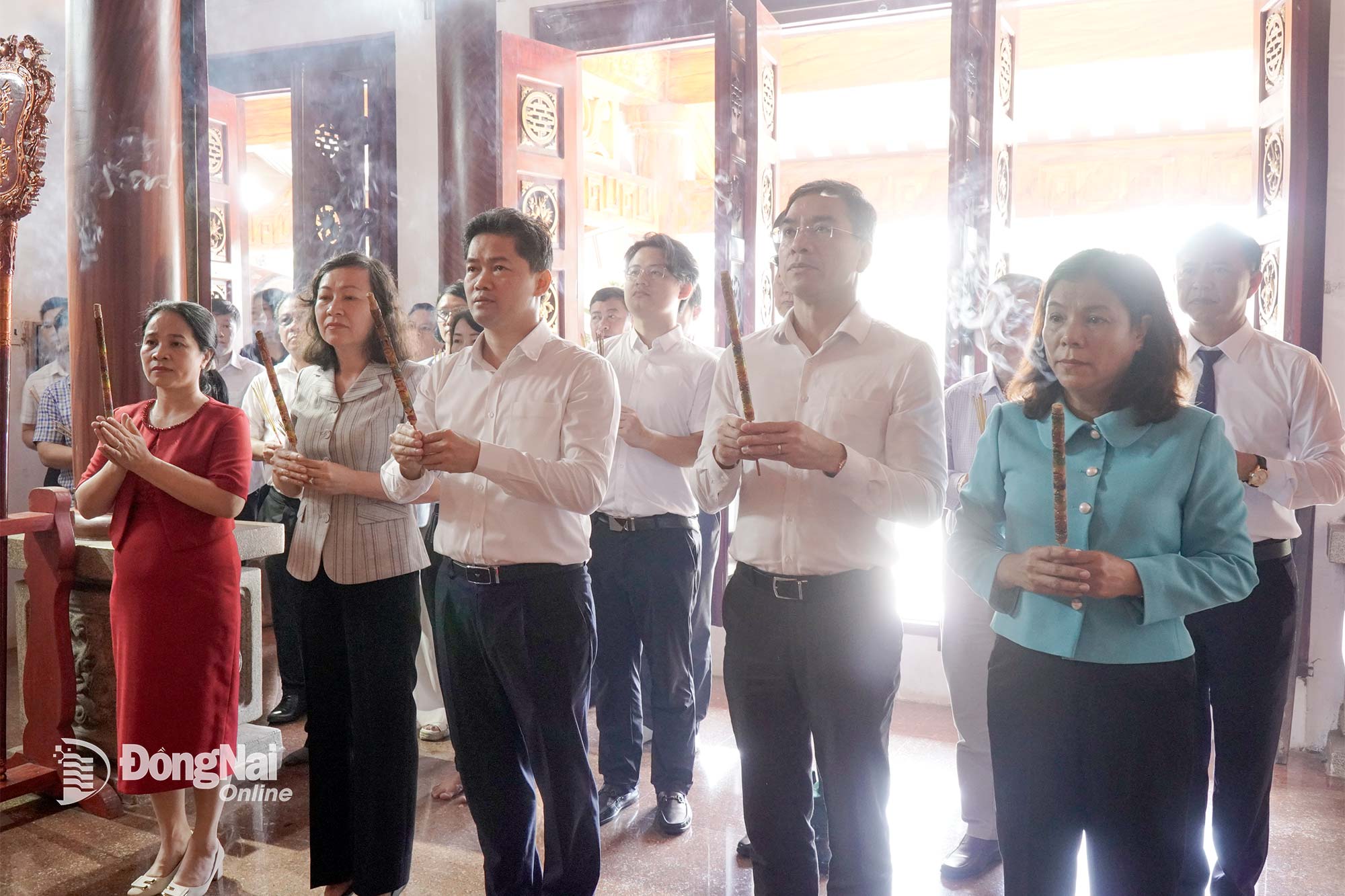 Delegationen offrade rökelse vid Hung King-templet, Phu Rieng-kommunen, Dong Nai-provinsen. Foto: Vu Nguyen