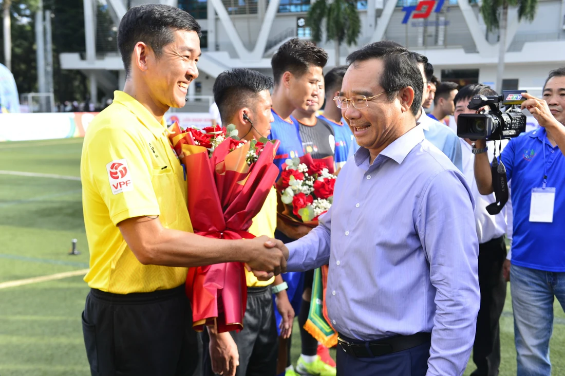 bóng đá công nhân - Ảnh 9.