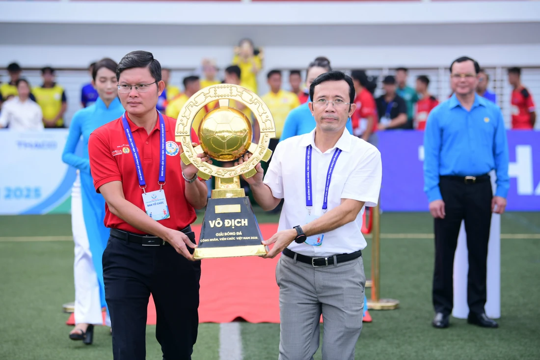 bóng đá công nhân - Ảnh 10.