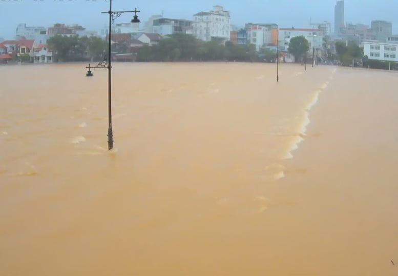 Mưa lớn ở thượng nguồn, lũ trên sông Hương, sông Bồ đang lên- Ảnh 1.