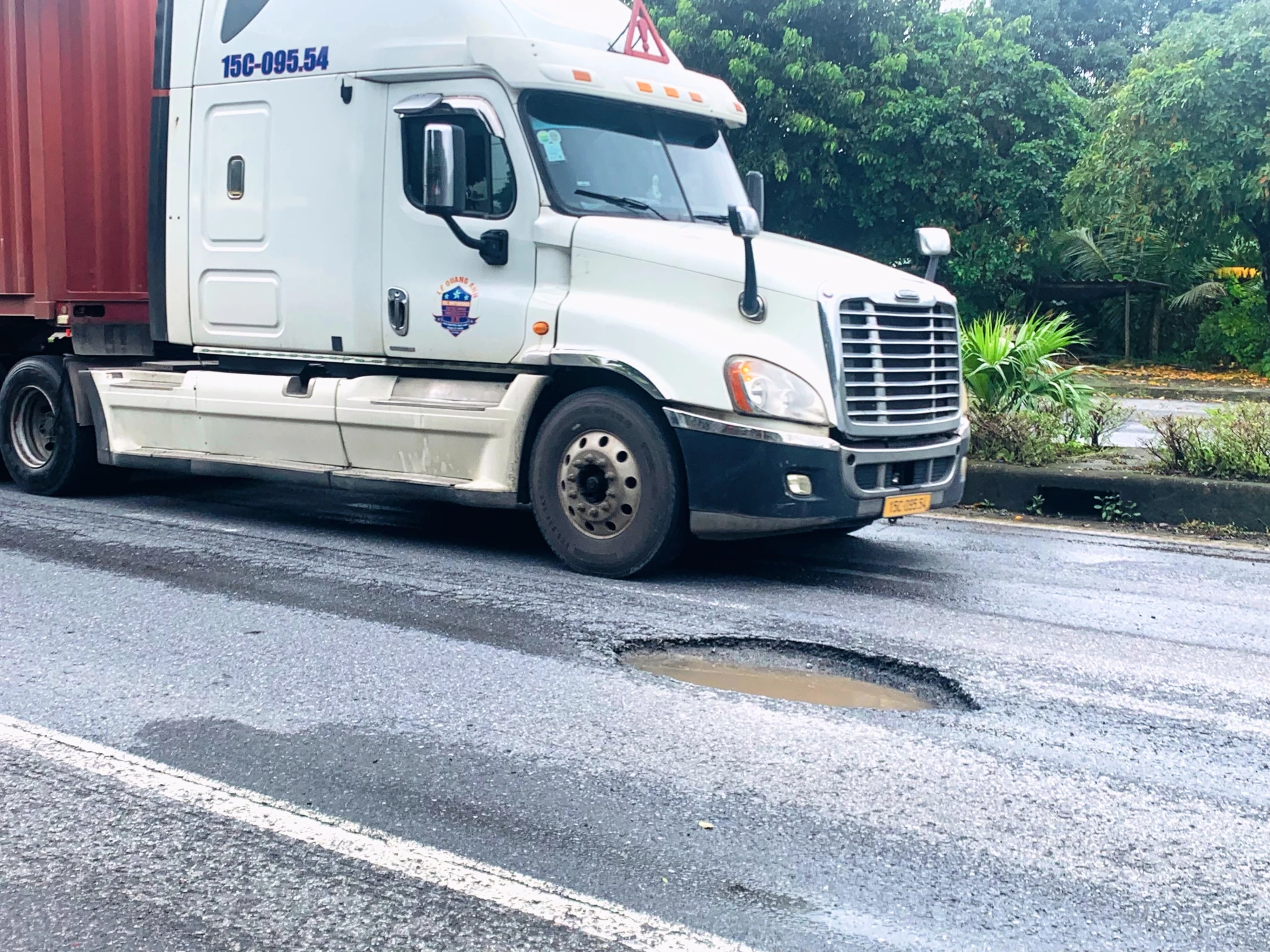 Глибока пробоїна, зафіксована на ділянці, що проходить через квартал Ан Дон, район Куанг Трі - Фото: DV