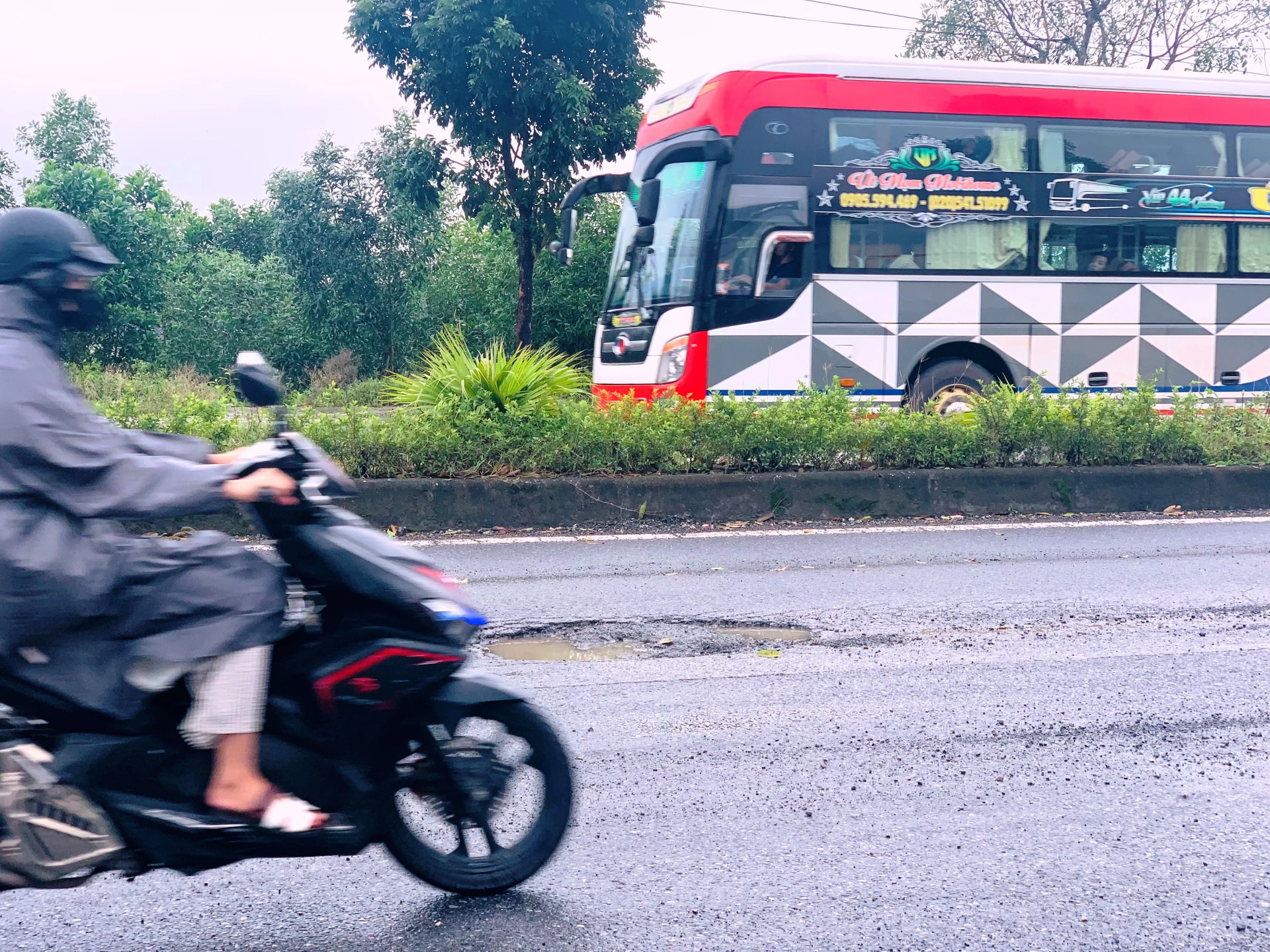 Глибока вирва на ділянці, що проходить через село Фуок Ми, комуна Ай Ту - Фото: DV