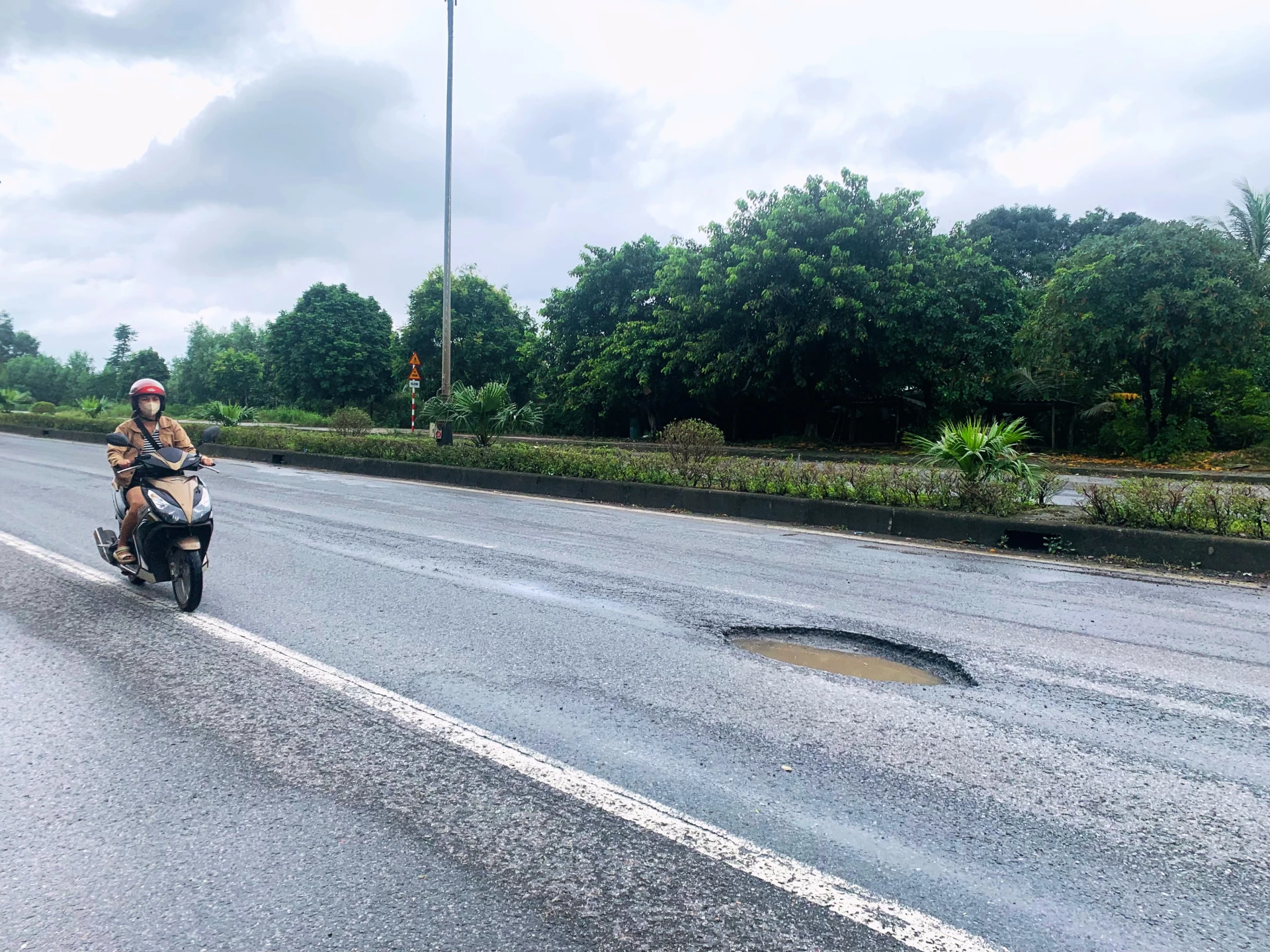 Глибока пробоїна, зафіксована на ділянці, що проходить через квартал Ан Дон, район Куанг Трі - Фото: DV