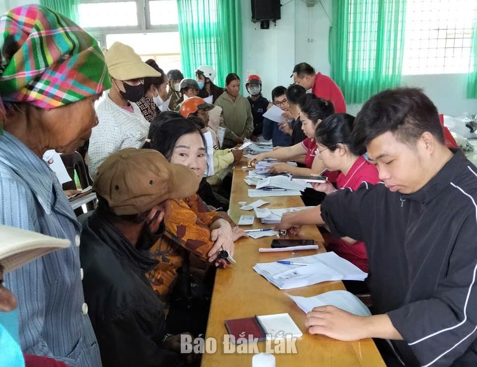 Autoridades da comuna de Dak Phoi coordenaram com funcionários do Banco para Agricultura e Desenvolvimento Rural - Agência Lak para abrir um cartão bancário.
