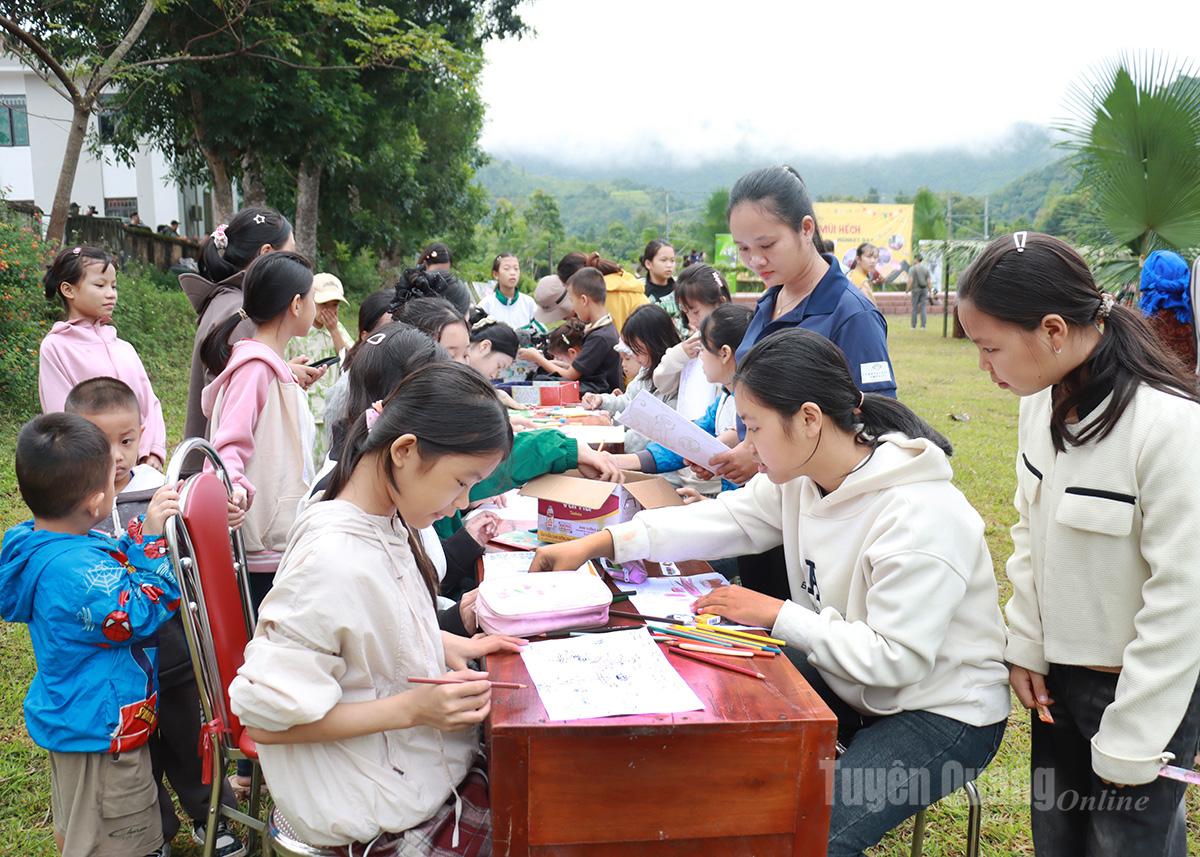 Alunos da comuna de Tung Ba participam do concurso de desenho.