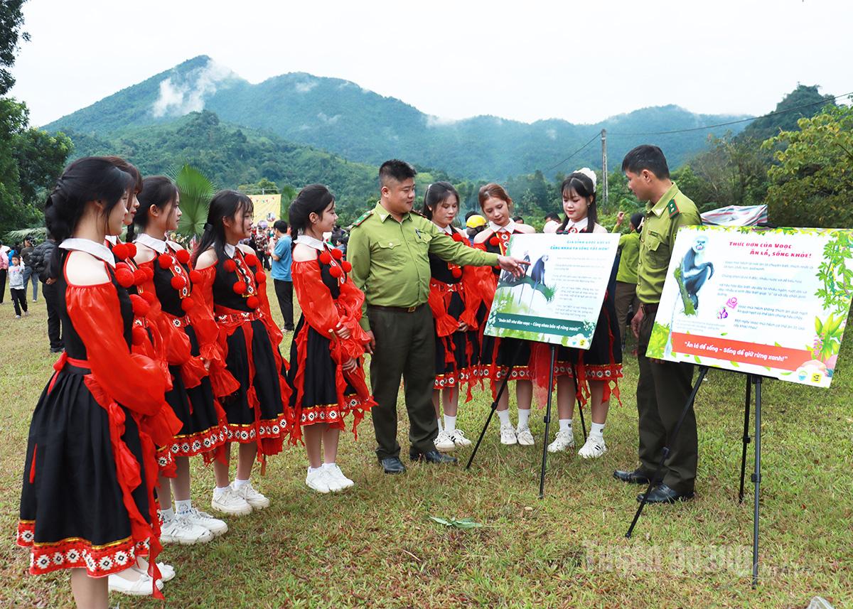 Agentes do Departamento Provincial de Proteção Florestal promovem a proteção dos macacos-narigudos-de-Tonkin entre os alunos da comuna de Tung Ba.