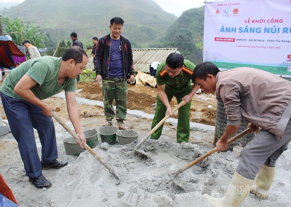 Forças armadas e população apoiam a construção de uma casa para Ho Mi Mua.