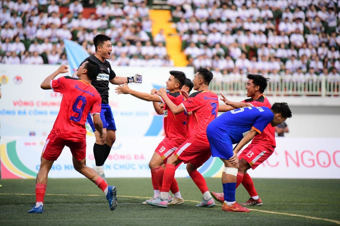 Sacombank vô địch nghẹt thở Giải bóng đá công nhân, viên chức Việt Nam 2025 - Ảnh 1.
