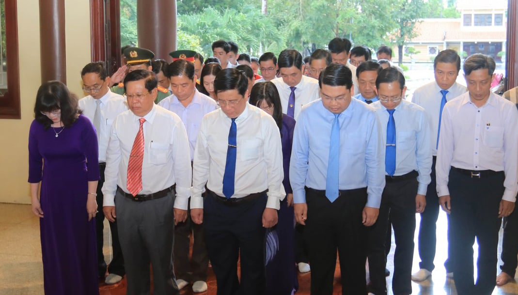 Chủ tịch UBND tỉnh An Giang Hồ Văn Mừng cùng đoàn công tác tỉnh, phường Long Xuyên và xã Mỹ Hòa Hưng tưởng nhớ Chủ tịch Tôn Đức Thắng