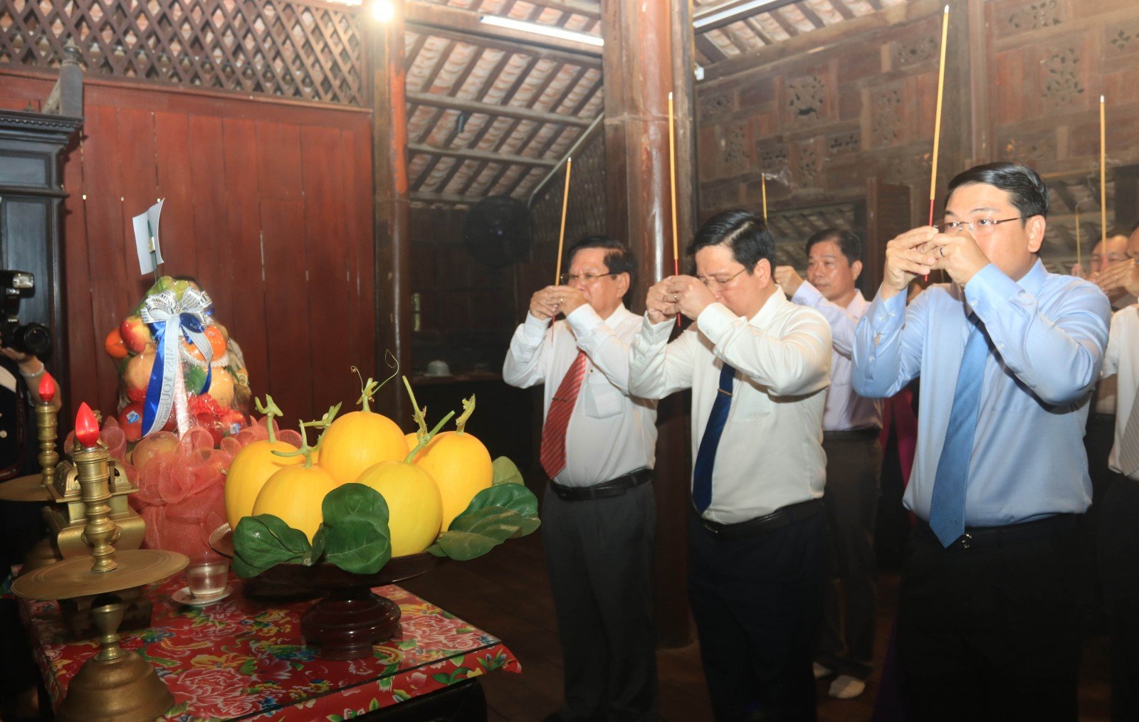 Chủ tịch UBND tỉnh An Giang Hồ Văn Mừng cùng đoàn công tác tỉnh, phường Long Xuyên và xã Mỹ Hòa Hưng dâng hương lên bàn thờ tại nhà sàn thời niên thiếu và khu mộ thân sinh Chủ tịch Tôn Đức Thắng