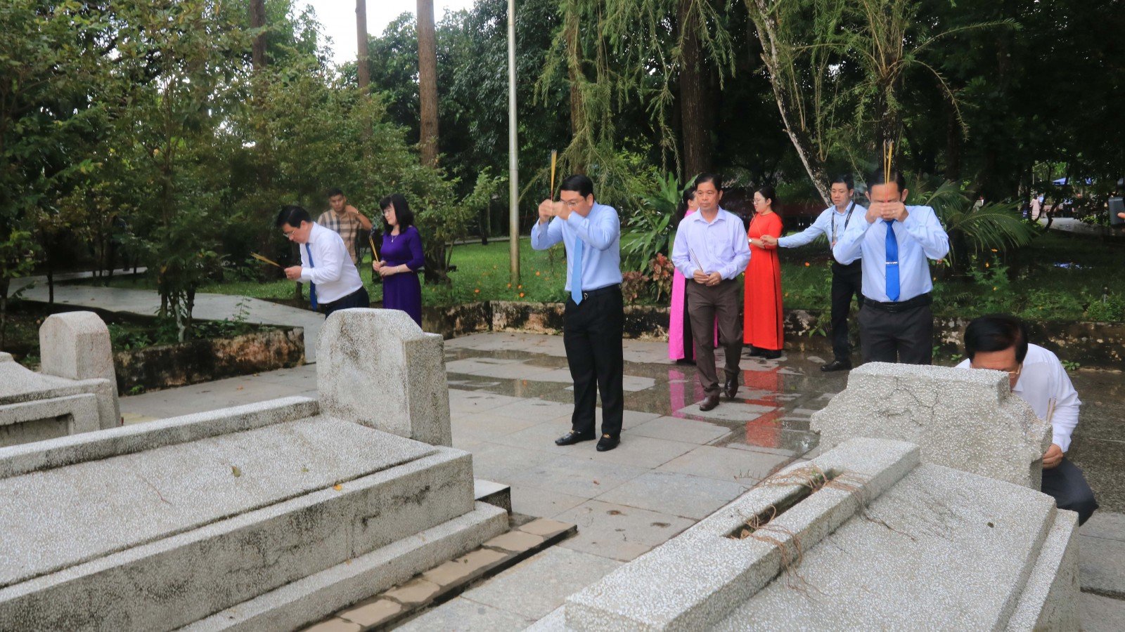 Chủ tịch UBND tỉnh An Giang Hồ Văn Mừng cùng đoàn công tác tỉnh, phường Long Xuyên và xã Mỹ Hòa Hưng dâng hương lên bàn thờ tại nhà sàn thời niên thiếu và khu mộ thân sinh Chủ tịch Tôn Đức Thắng