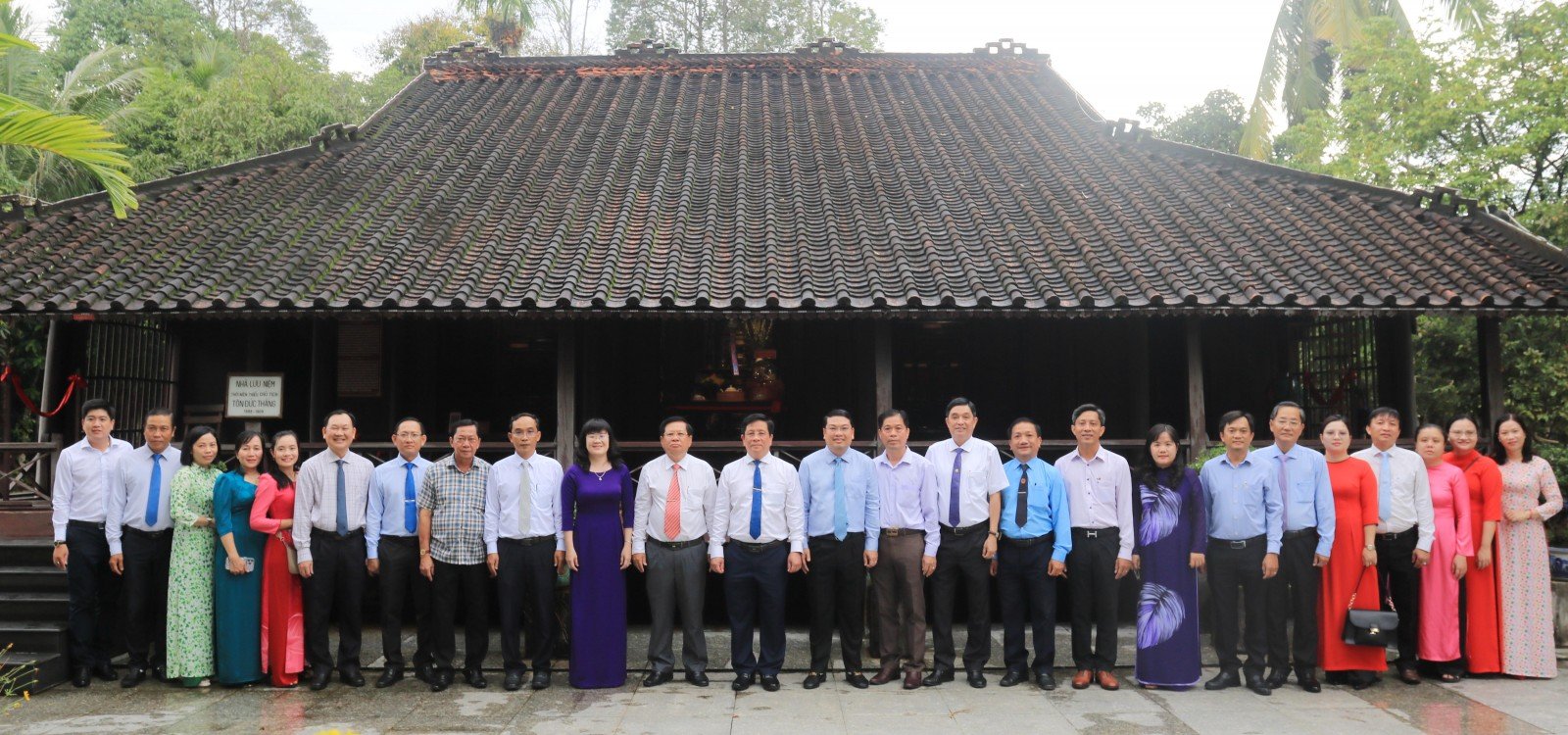 Chủ tịch UBND tỉnh An Giang Hồ Văn Mừng cùng đoàn công tác tỉnh, phường Long Xuyên và xã Mỹ Hòa Hưng chụp hình lưu niệm trước nhà sàn